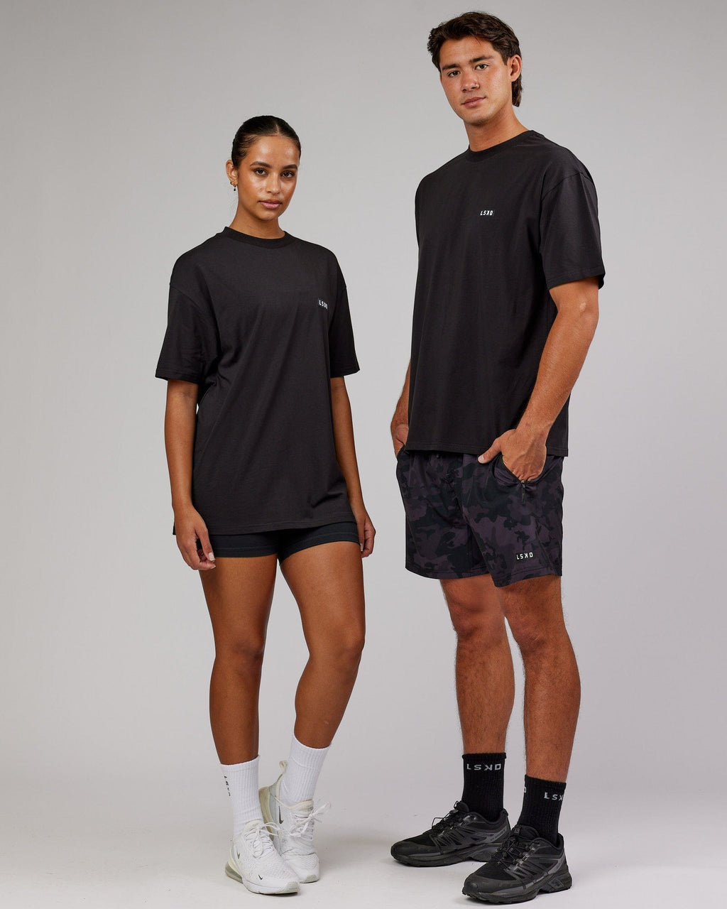 Model wearing Unisex Iconic FLXCotton Tee Oversize - Black-White