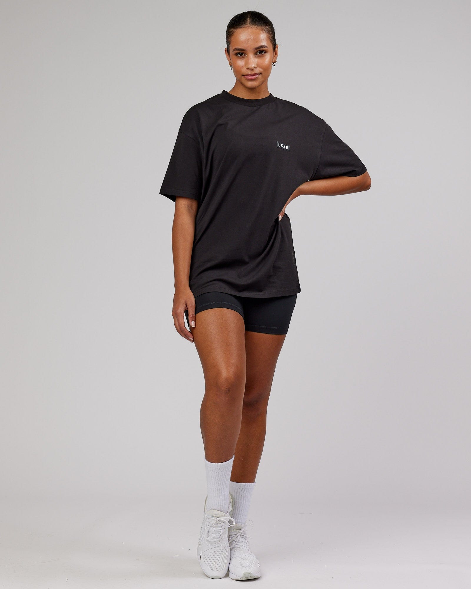 Model wearing Unisex Iconic FLXCotton Tee Oversize - Black-White