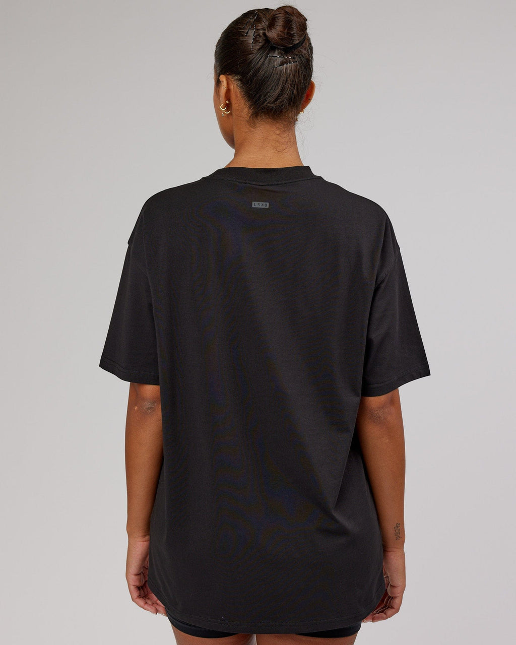 Model wearing Unisex Iconic FLXCotton Tee Oversize - Black-White