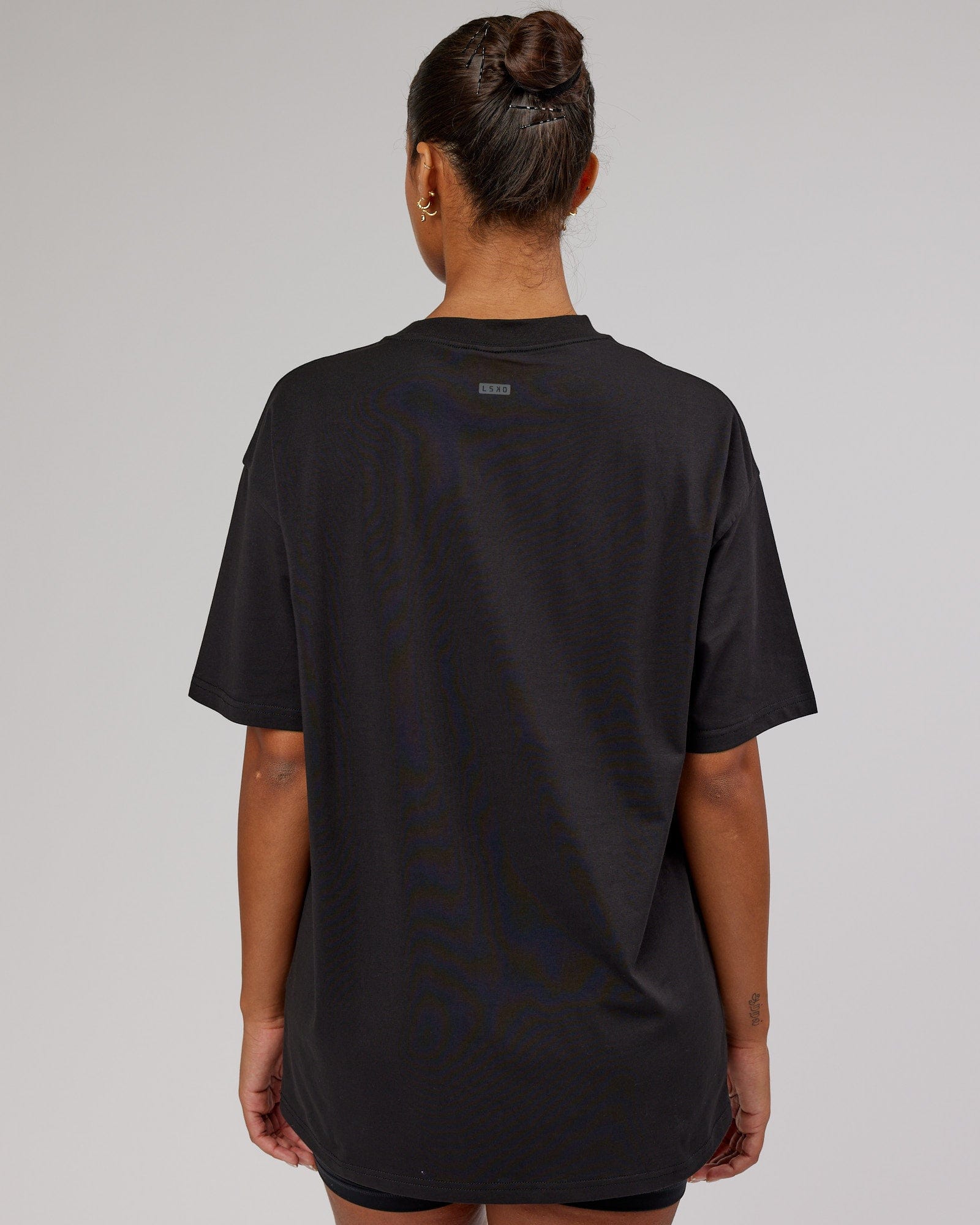 Model wearing Unisex Iconic FLXCotton Tee Oversize - Black-White