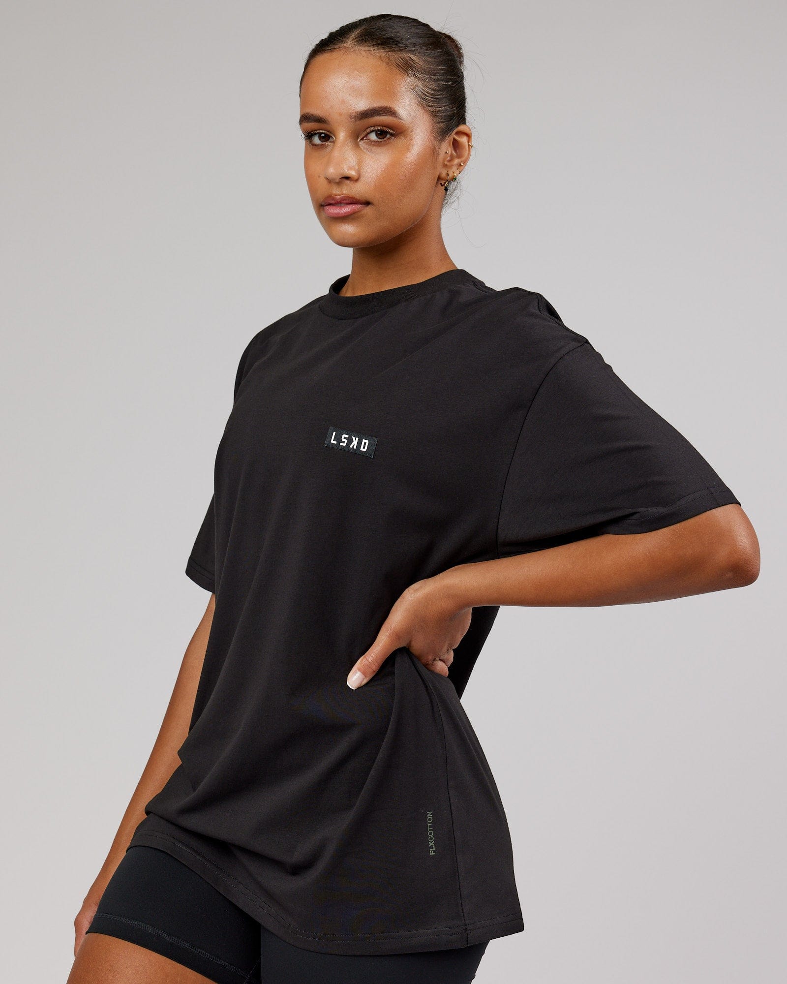 Model wearing Unisex Iconic FLXCotton Tee Oversize - Black-White