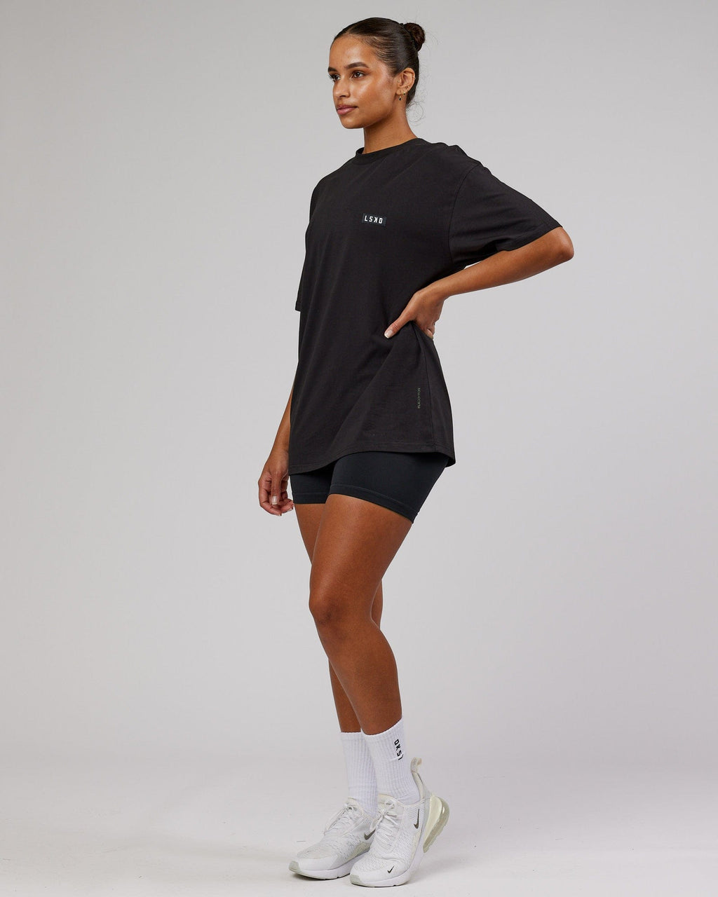 Model wearing Unisex Iconic FLXCotton Tee Oversize - Black-White