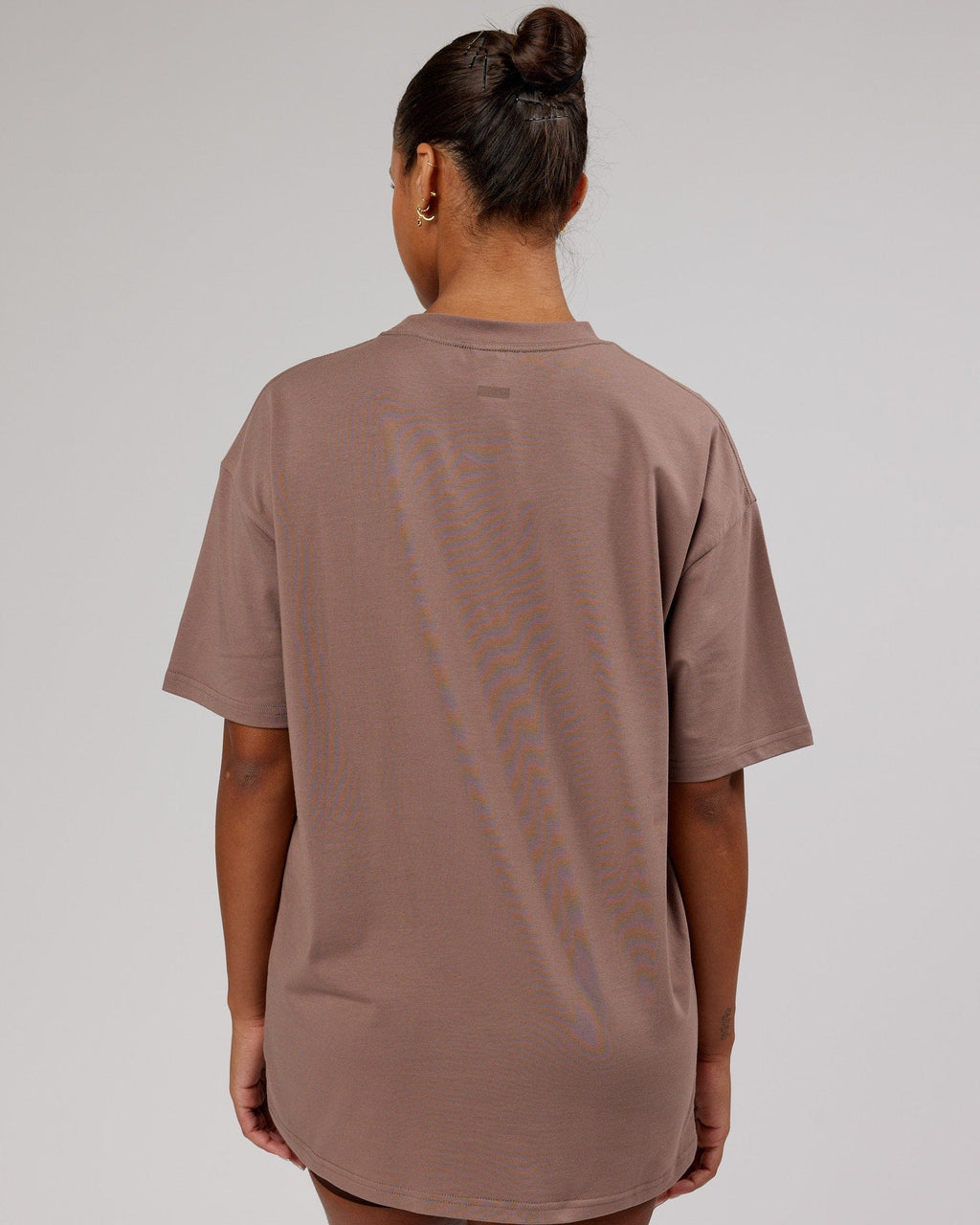 Model wearing Unisex Iconic FLXCotton Tee Oversize - Deep Taupe