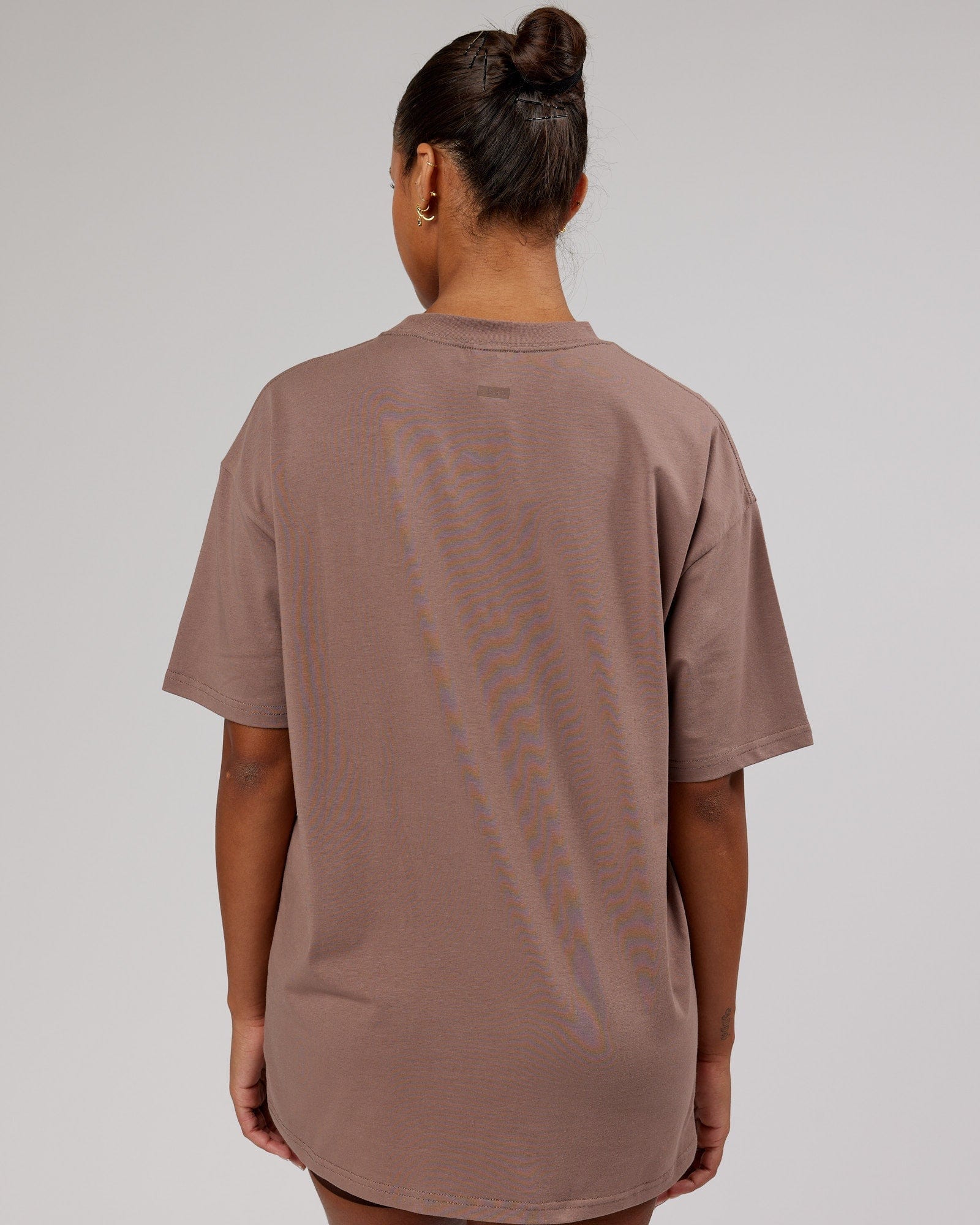 Model wearing Unisex Iconic FLXCotton Tee Oversize - Deep Taupe