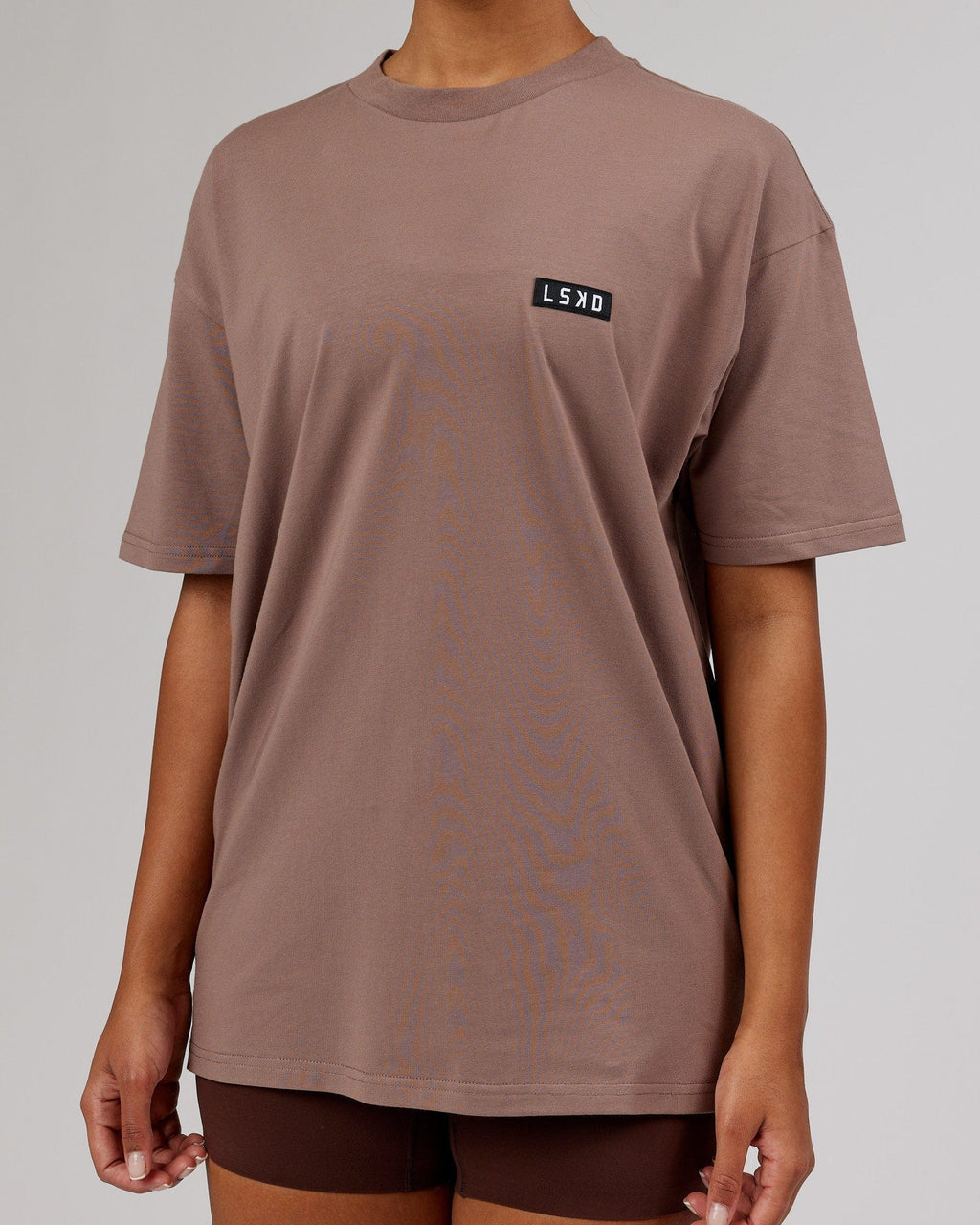 Model wearing Unisex Iconic FLXCotton Tee Oversize - Deep Taupe