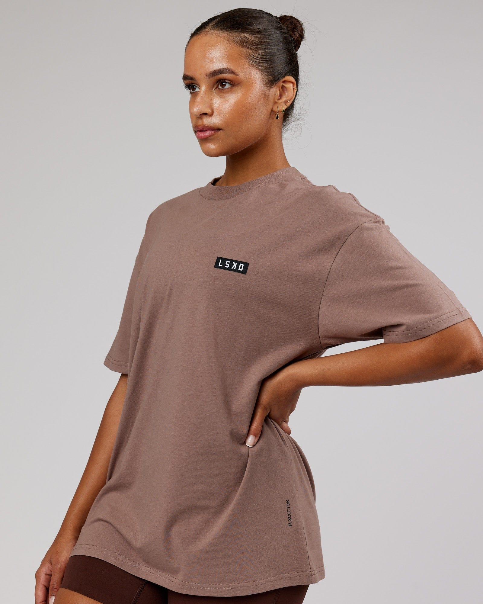 Model wearing Unisex Iconic FLXCotton Tee Oversize - Deep Taupe