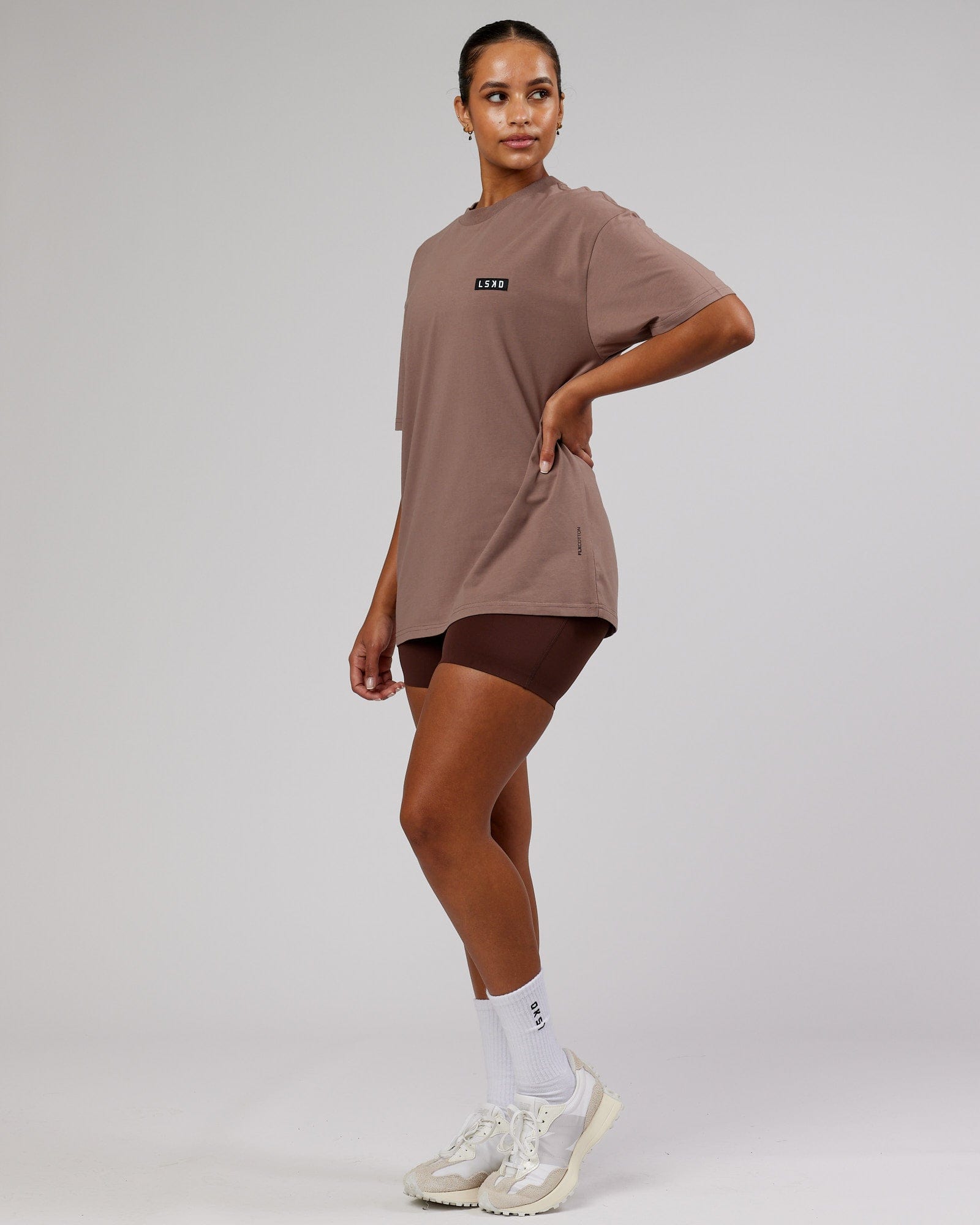 Model wearing Unisex Iconic FLXCotton Tee Oversize - Deep Taupe