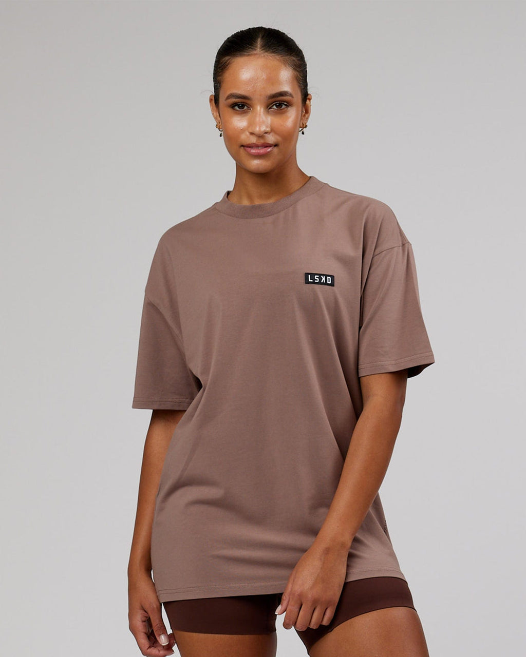 Model wearing Unisex Iconic FLXCotton Tee Oversize - Deep Taupe