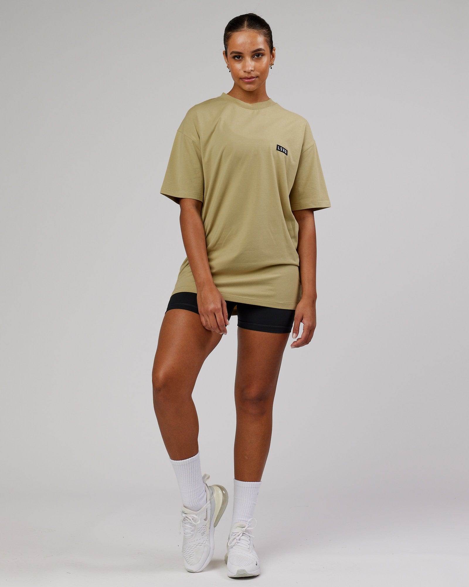 Model wearing Unisex Iconic FLXCotton Tee Oversize - Reed