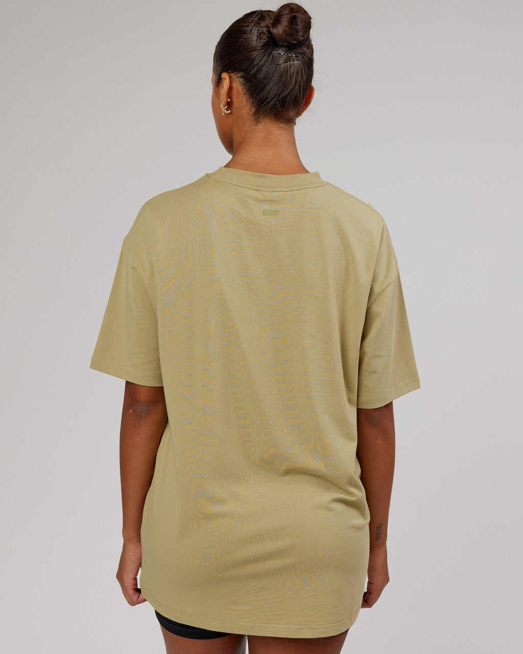 Model wearing Unisex Iconic FLXCotton Tee Oversize - Reed