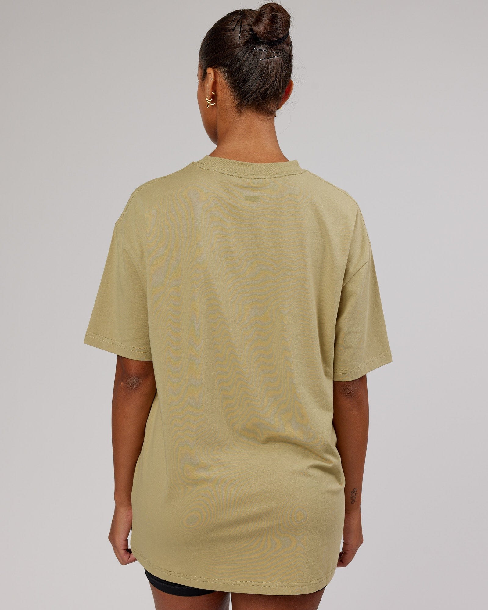 Model wearing Unisex Iconic FLXCotton Tee Oversize - Reed