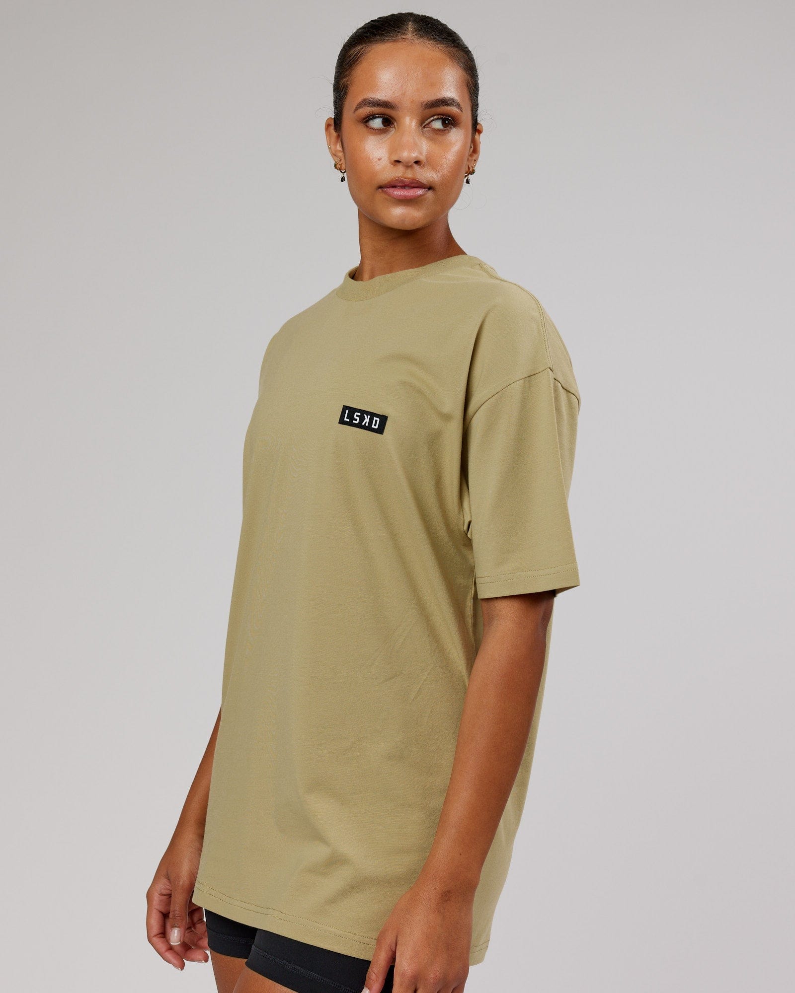Model wearing Unisex Iconic FLXCotton Tee Oversize - Reed