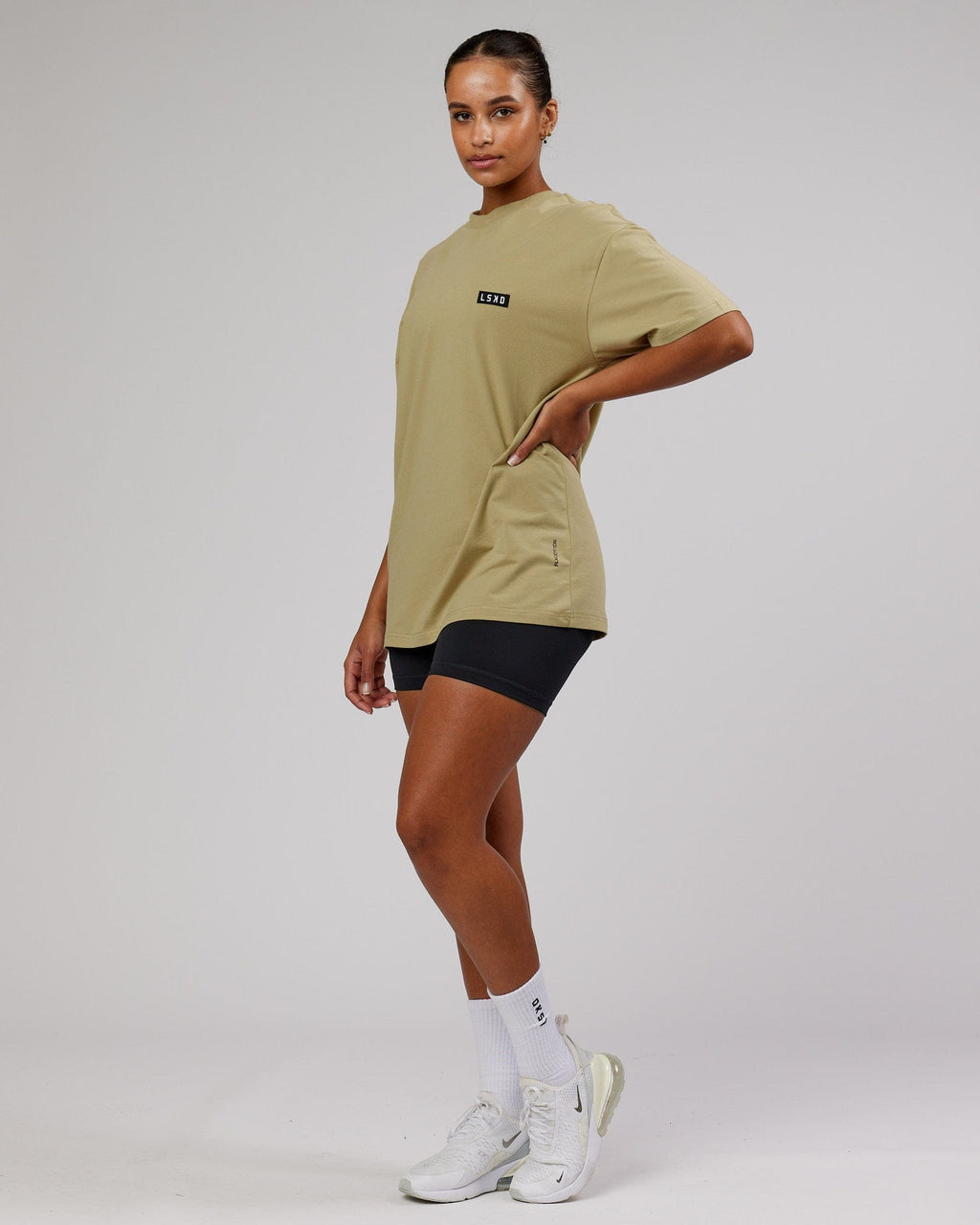 Model wearing Unisex Iconic FLXCotton Tee Oversize - Reed