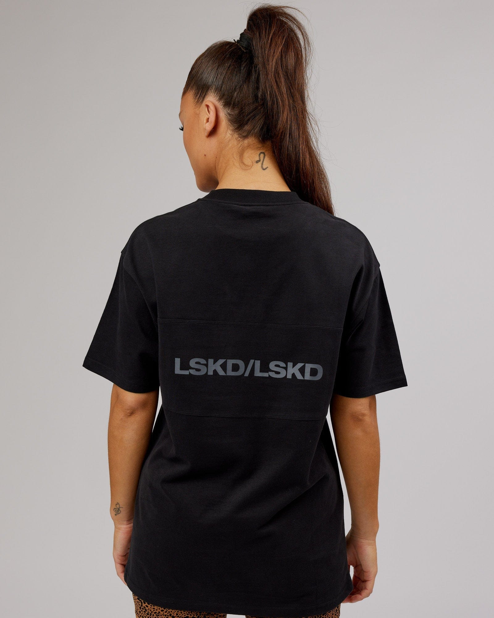 Model wearing Unisex Impact Heavyweight Tee Oversize - Black-Grey