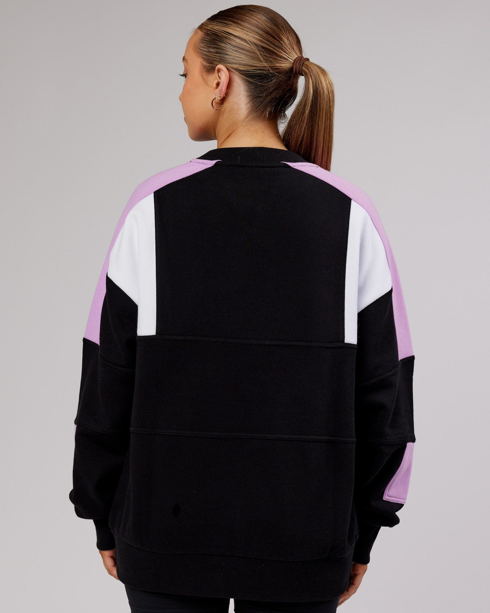 Model wearing Unisex Slam Sweater Oversize - Black-Lilac