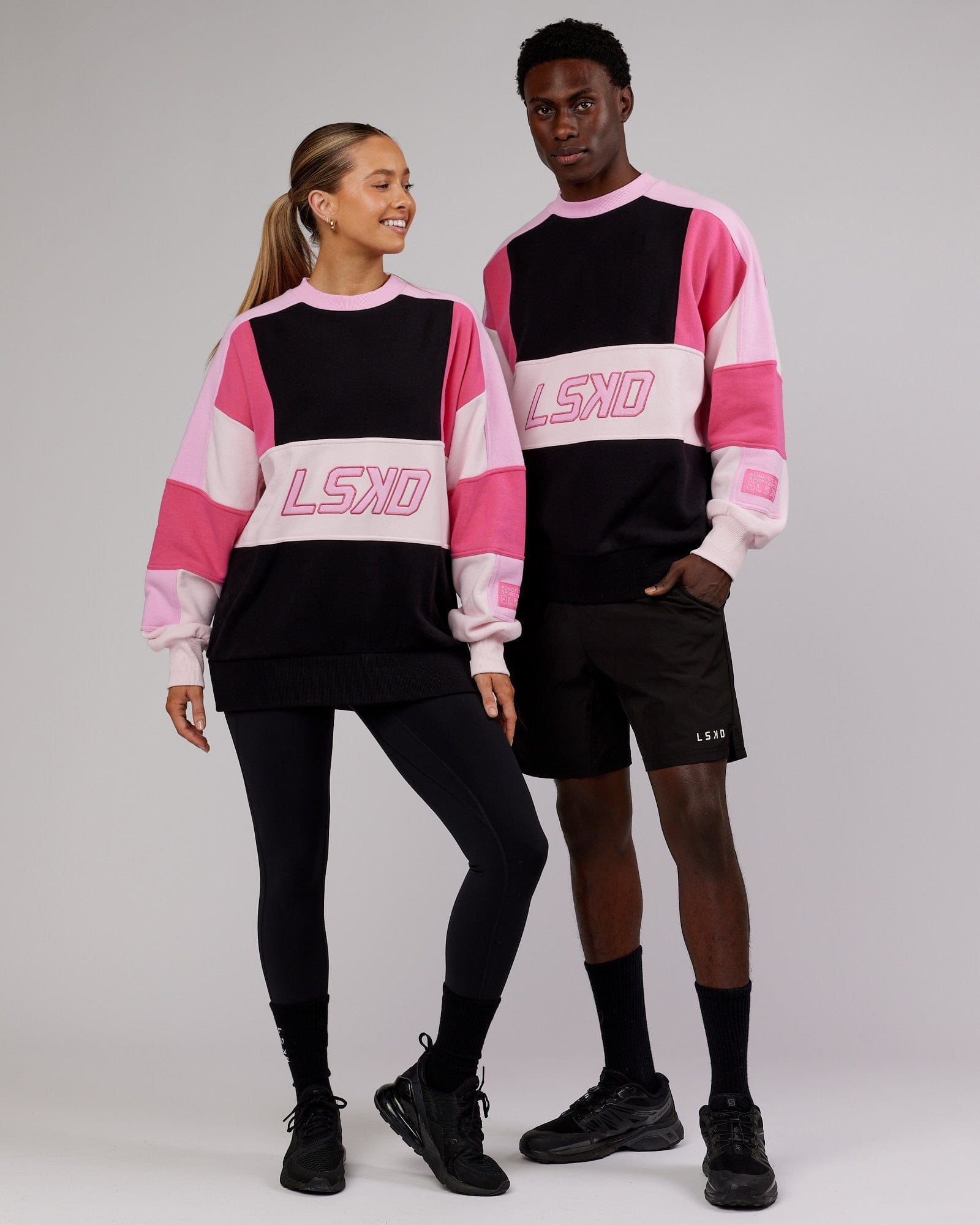 Model wearing Unisex Slam Sweater Oversize - Black-Pink Multi