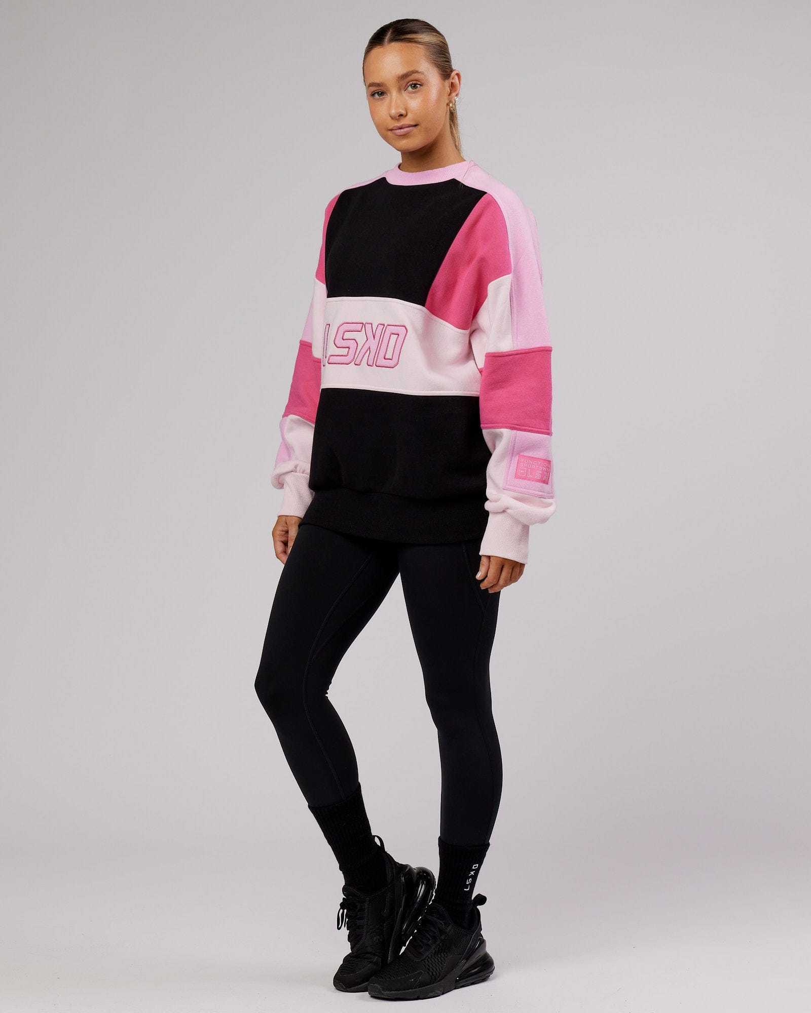 Model wearing Unisex Slam Sweater Oversize - Black-Pink Multi