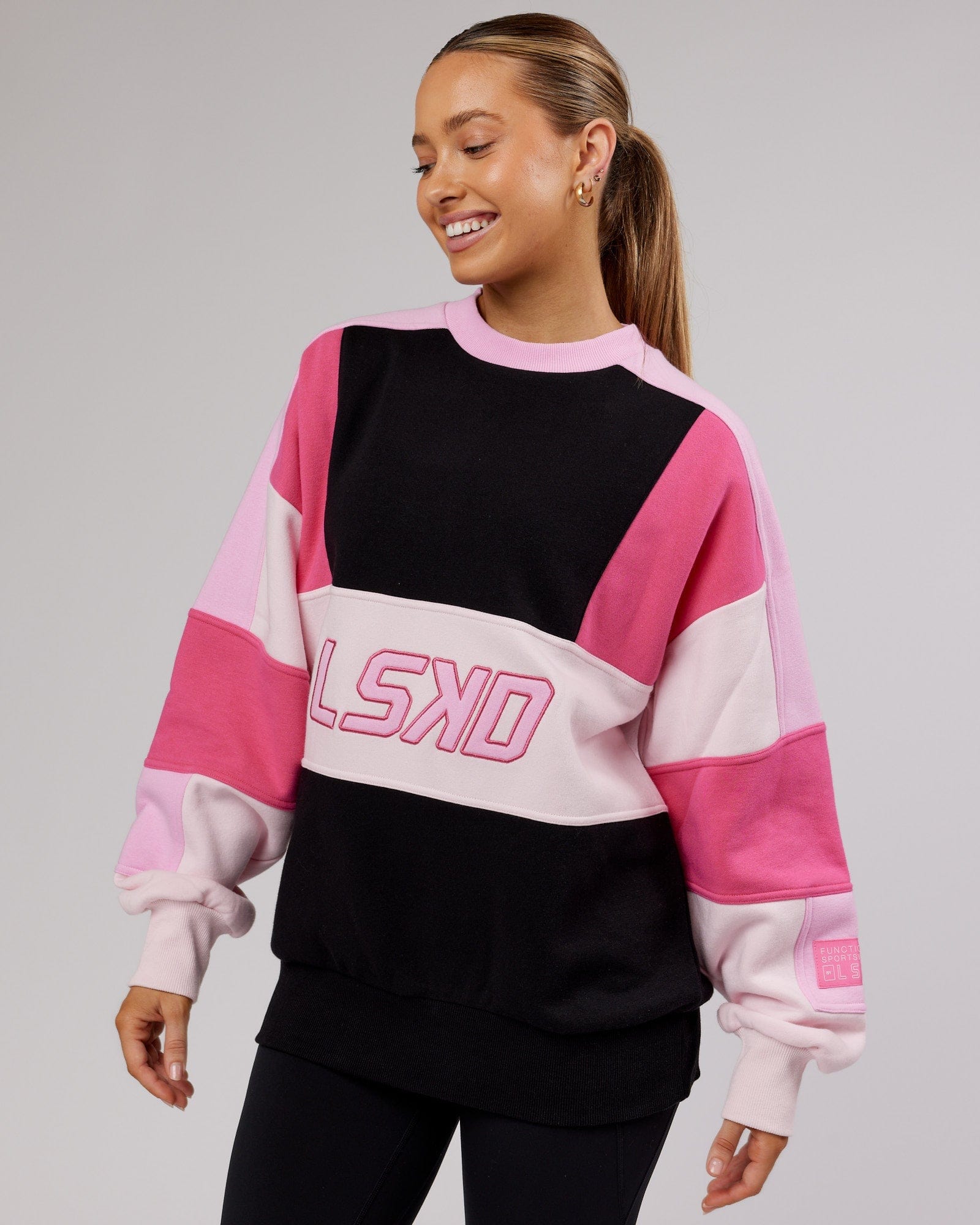 Model wearing Unisex Slam Sweater Oversize - Black-Pink Multi