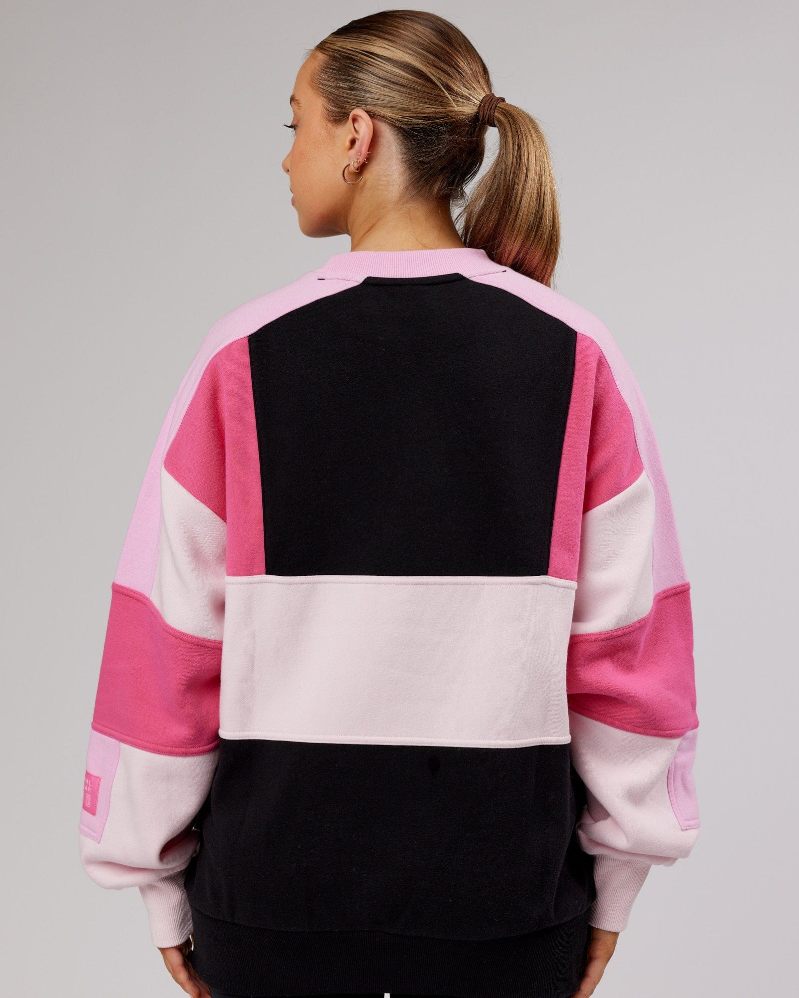 Model wearing Unisex Slam Sweater Oversize - Black-Pink Multi