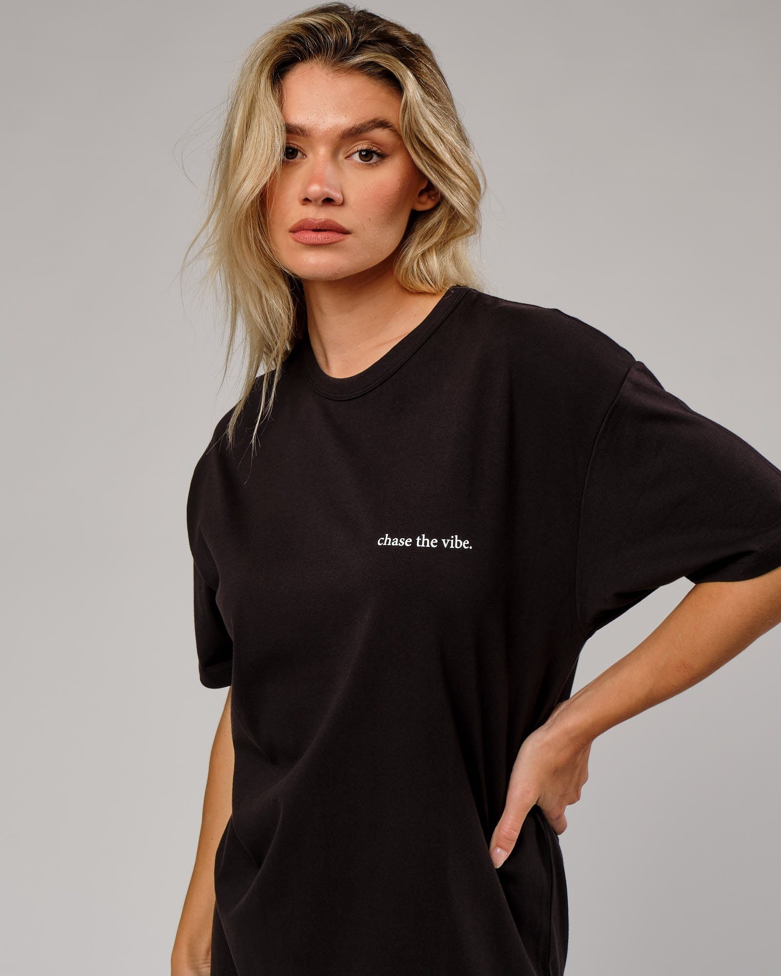 Model wearing Unisex Taylor Tee Oversize - Black