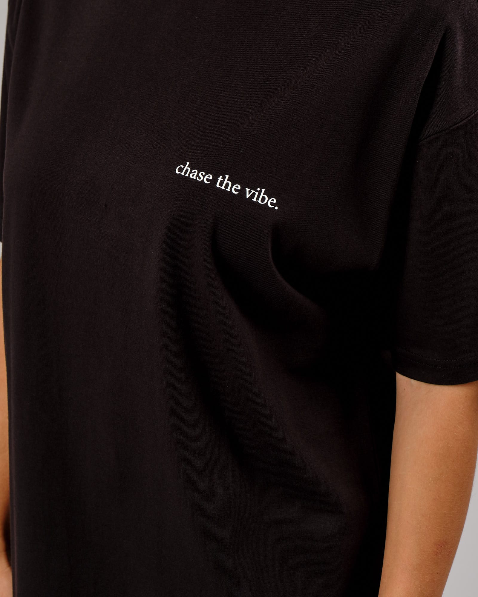 Model wearing Unisex Taylor Tee Oversize - Black