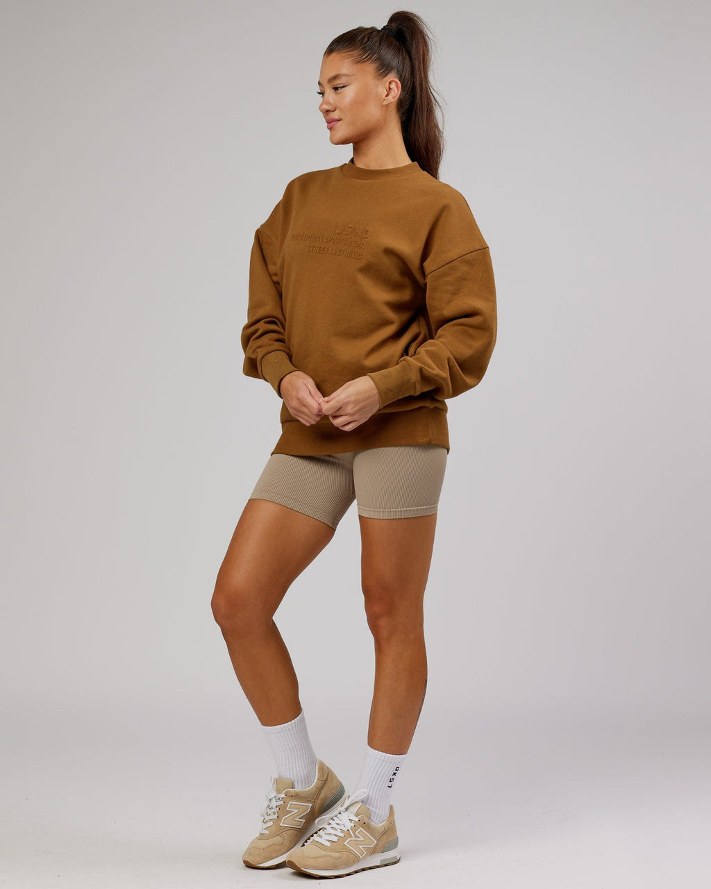 Model wearing Unisex Ultimate Comfort Sweater Oversize - Camel