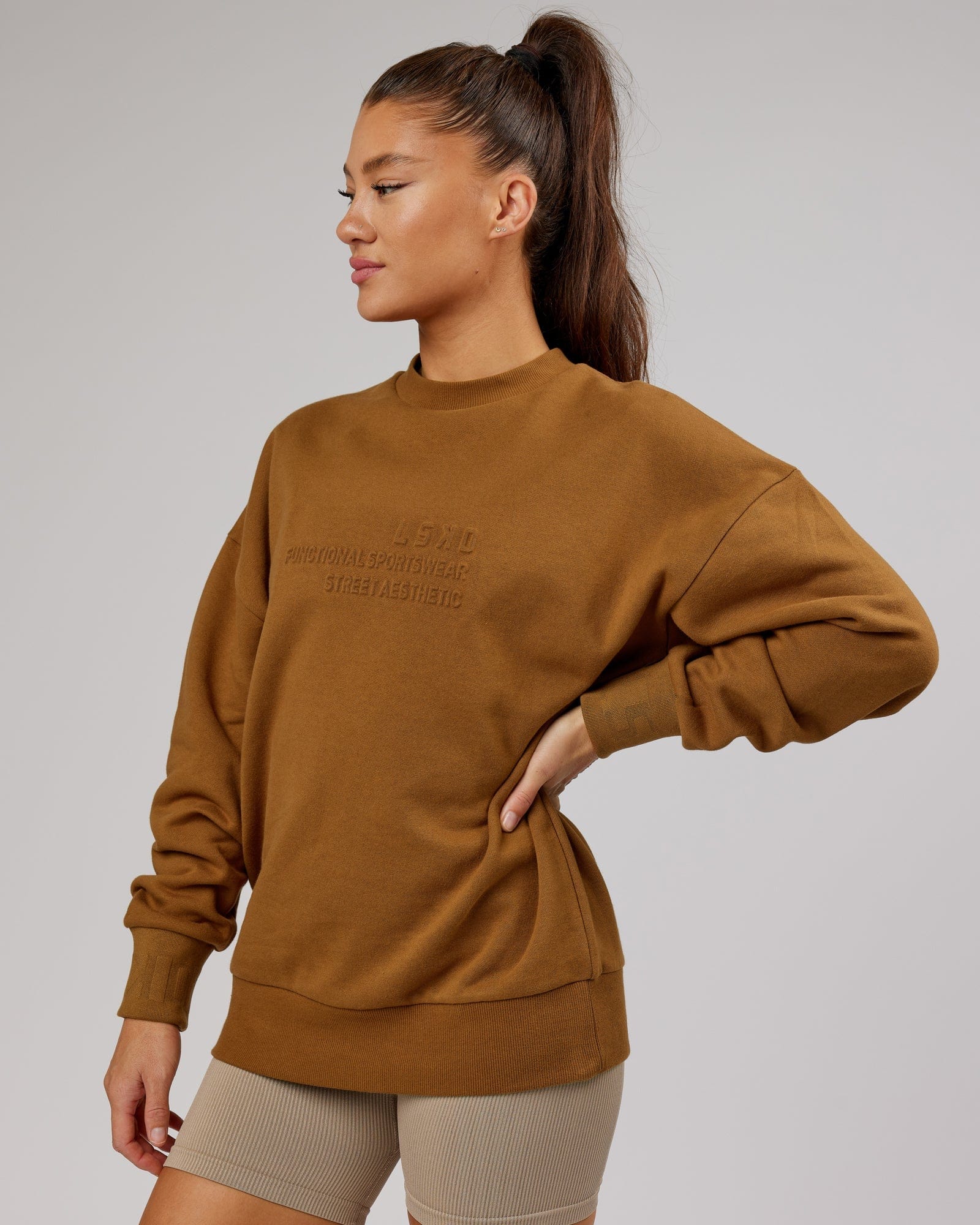 Model wearing Unisex Ultimate Comfort Sweater Oversize - Camel