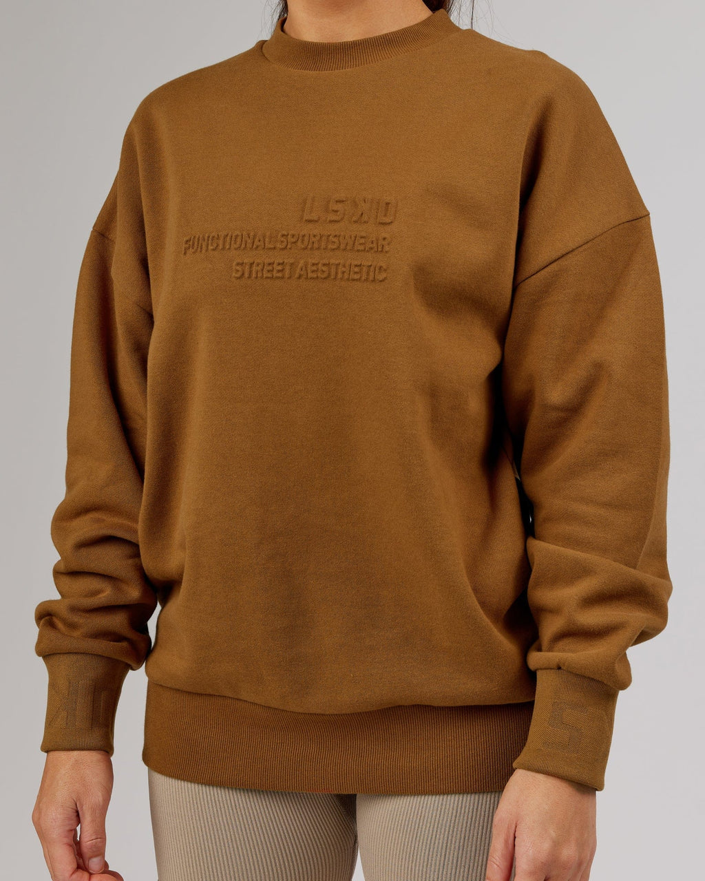 Model wearing Unisex Ultimate Comfort Sweater Oversize - Camel