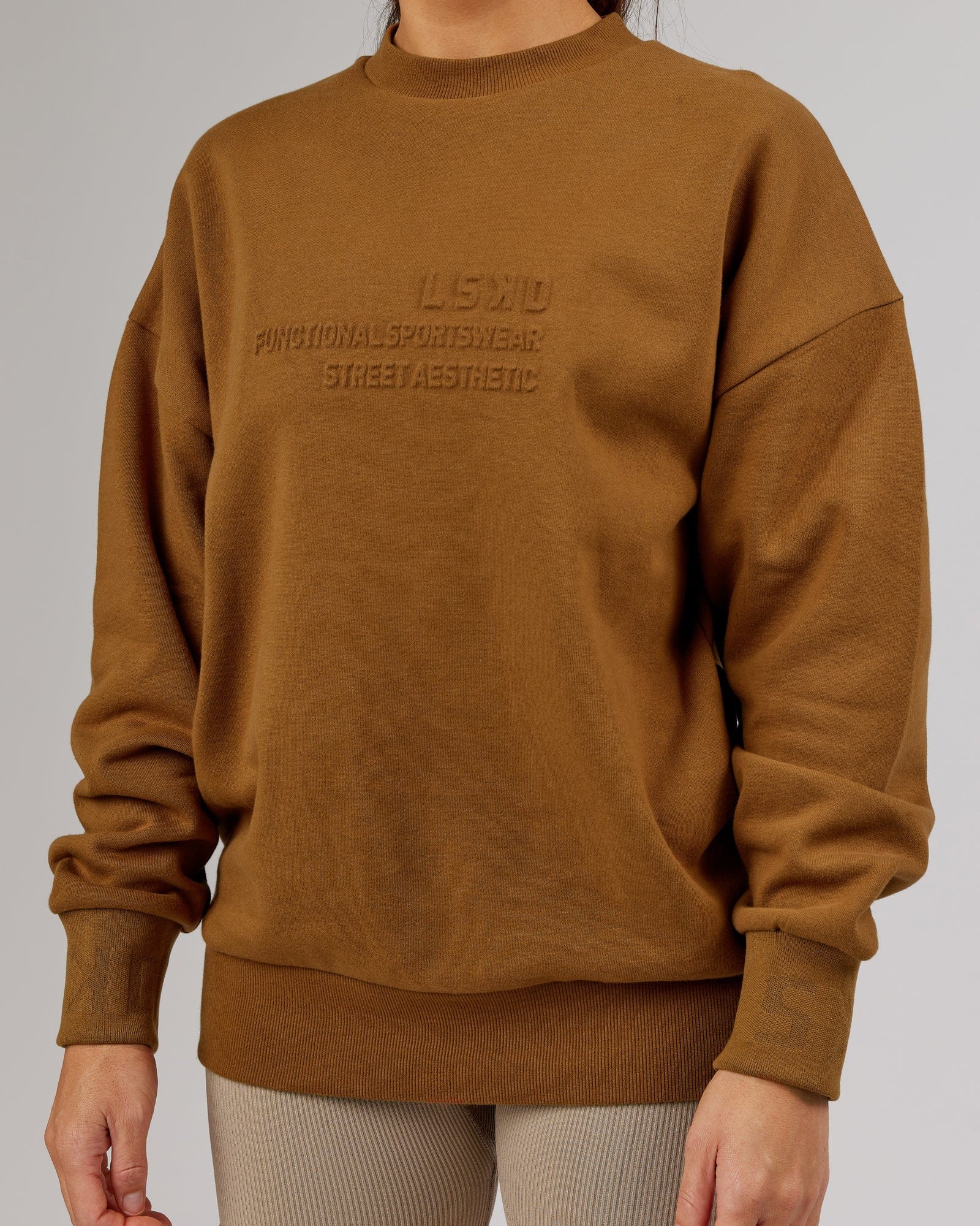 Model wearing Unisex Ultimate Comfort Sweater Oversize - Camel