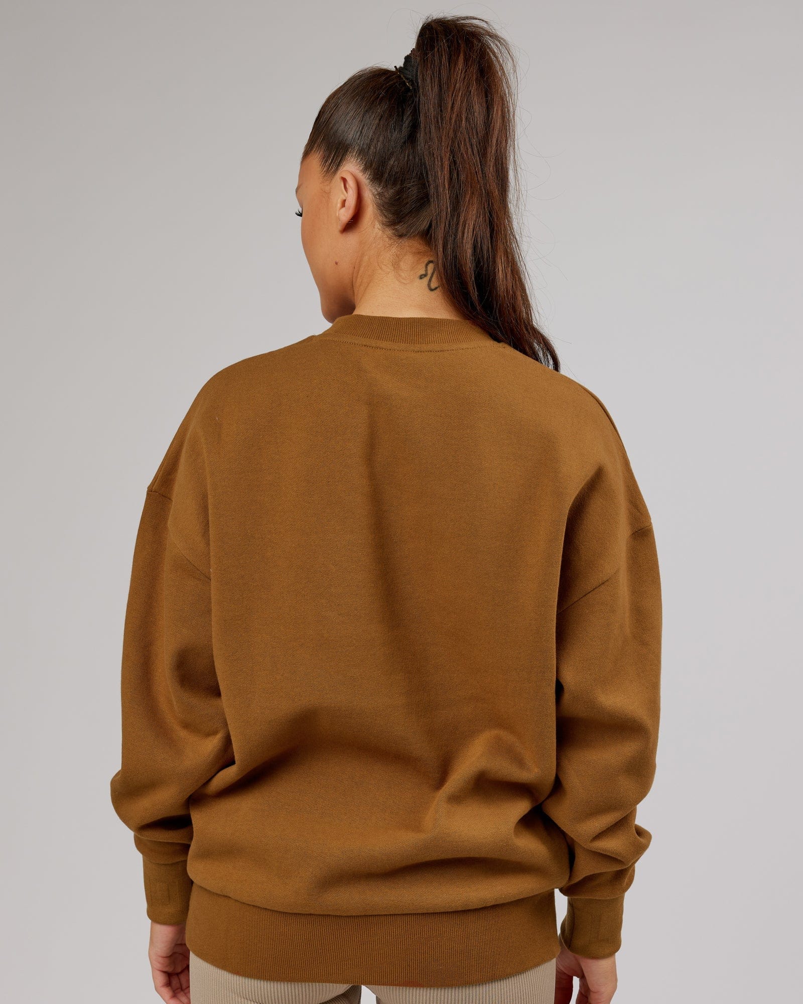 Model wearing Unisex Ultimate Comfort Sweater Oversize - Camel