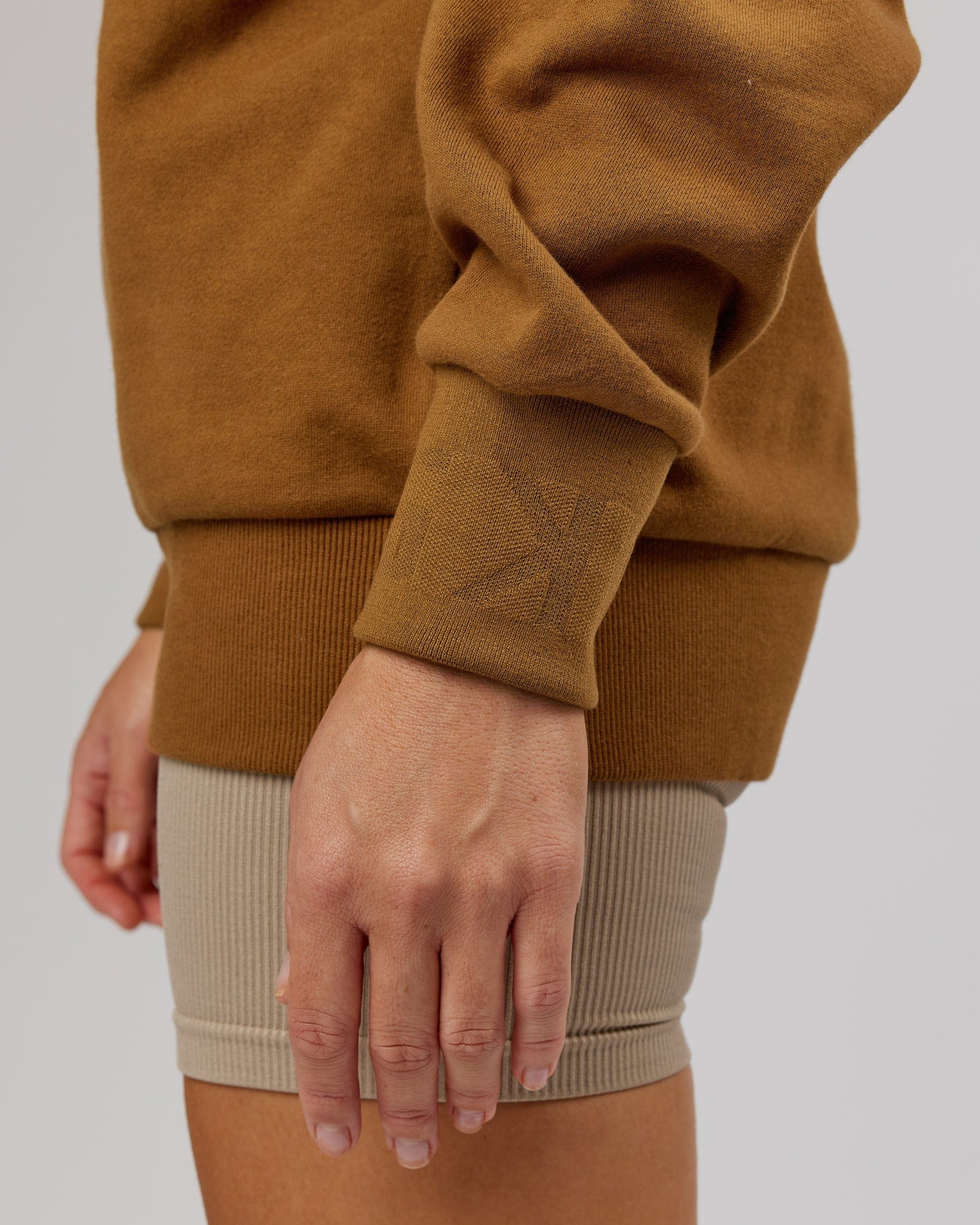Model wearing Unisex Ultimate Comfort Sweater Oversize - Camel