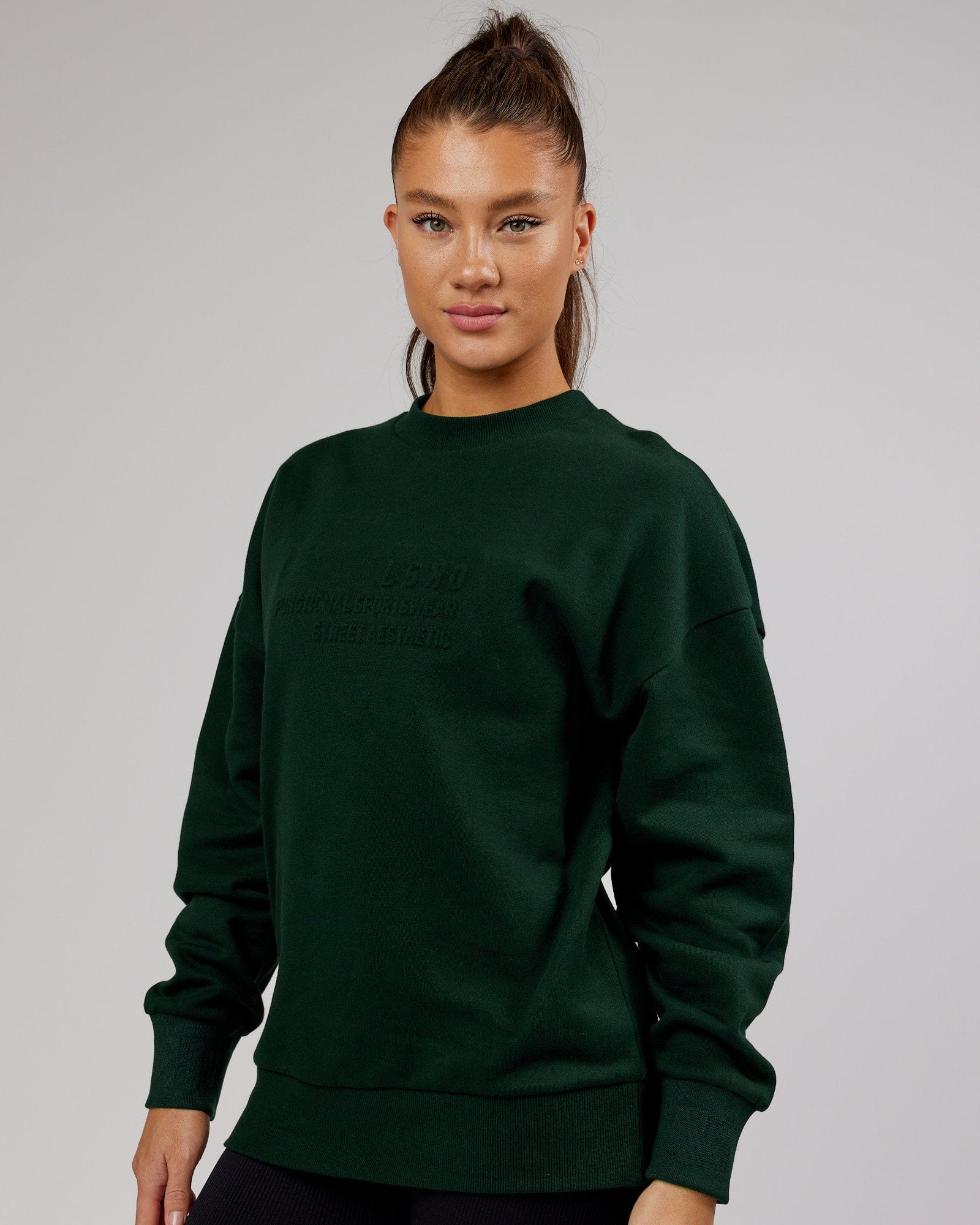 Model wearing Unisex Ultimate Comfort Sweater Oversize - Forest