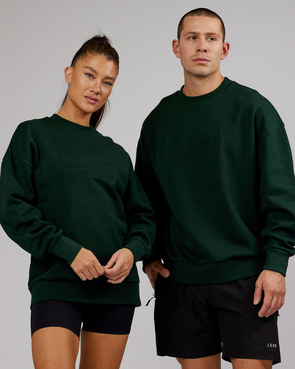 Model wearing Unisex Ultimate Comfort Sweater Oversize - Forest
