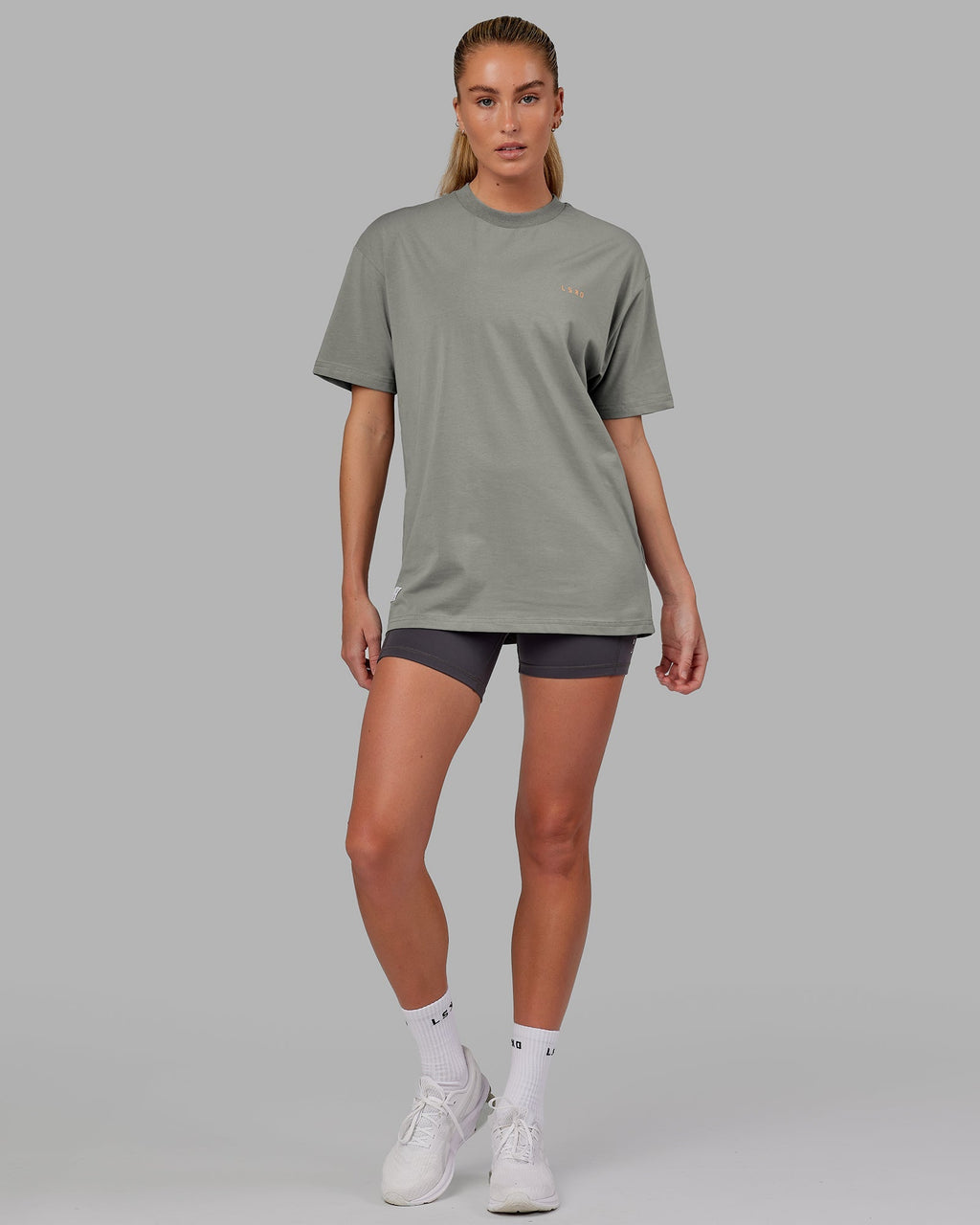 Model wearing Unisex VS4 FLXCotton Tee Oversize - Graphite-Tangerine