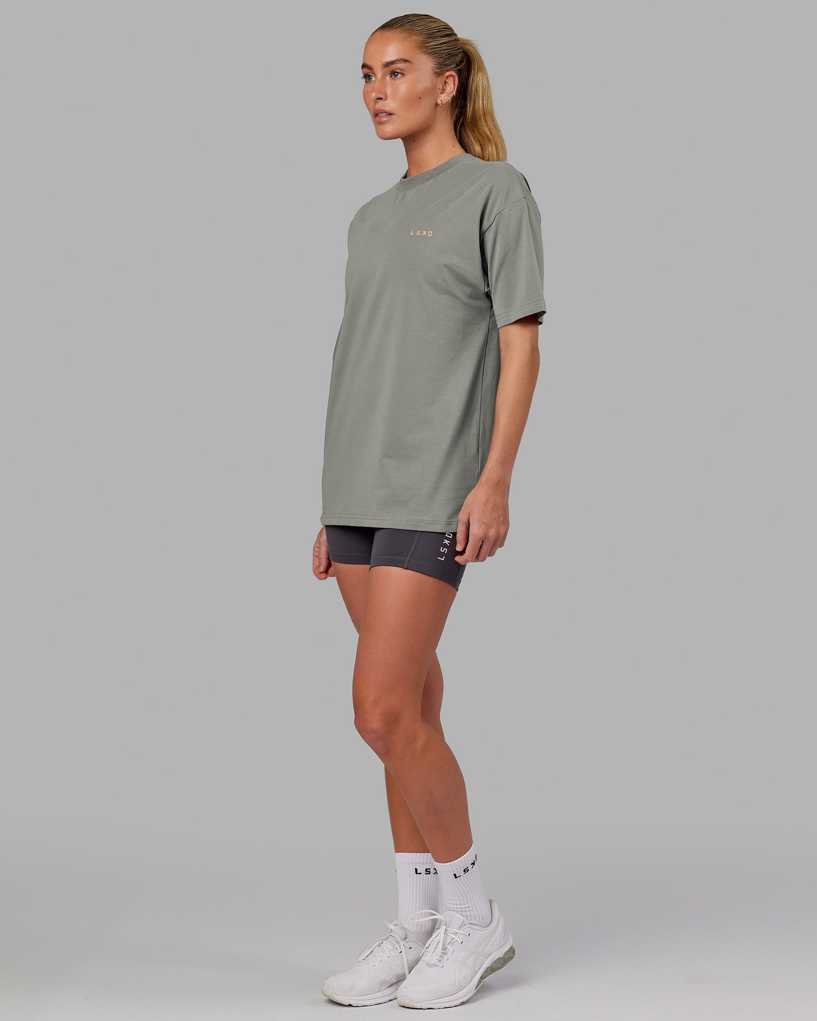 Model wearing Unisex VS4 FLXCotton Tee Oversize - Graphite-Tangerine