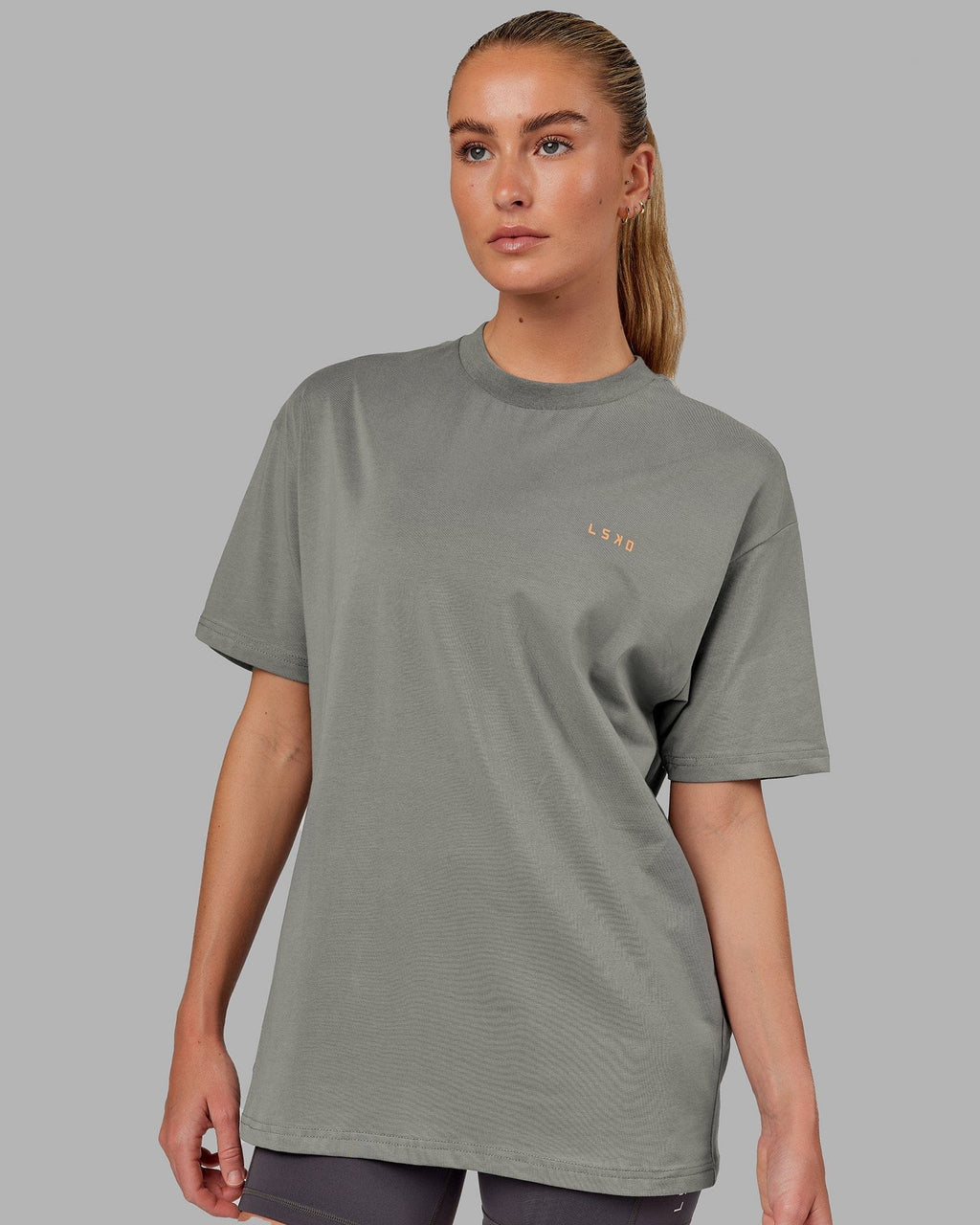 Model wearing Unisex VS4 FLXCotton Tee Oversize - Graphite-Tangerine