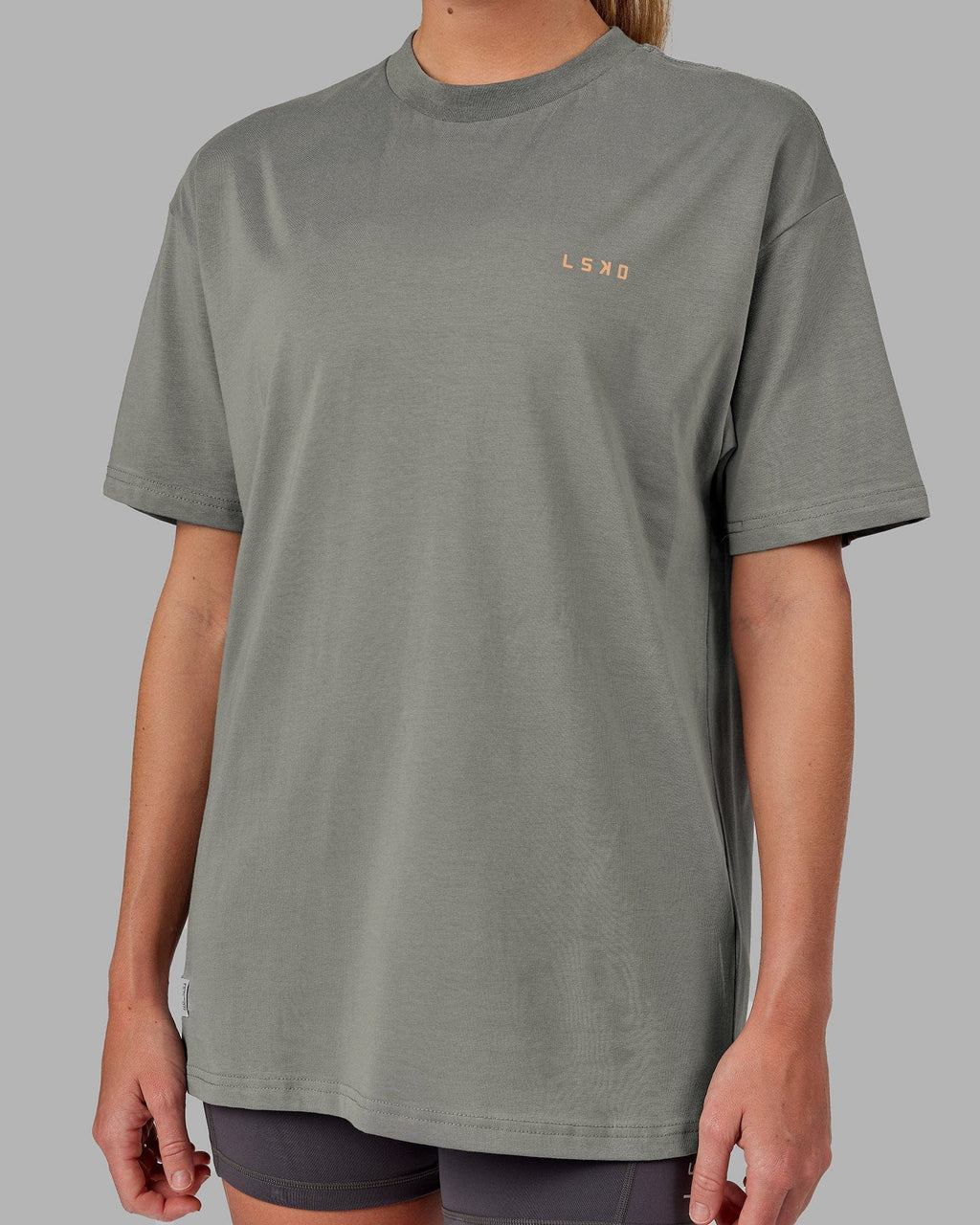 Model wearing Unisex VS4 FLXCotton Tee Oversize - Graphite-Tangerine