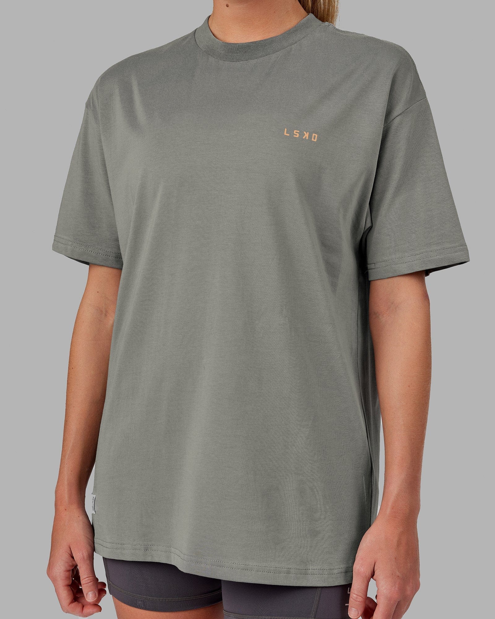 Model wearing Unisex VS4 FLXCotton Tee Oversize - Graphite-Tangerine