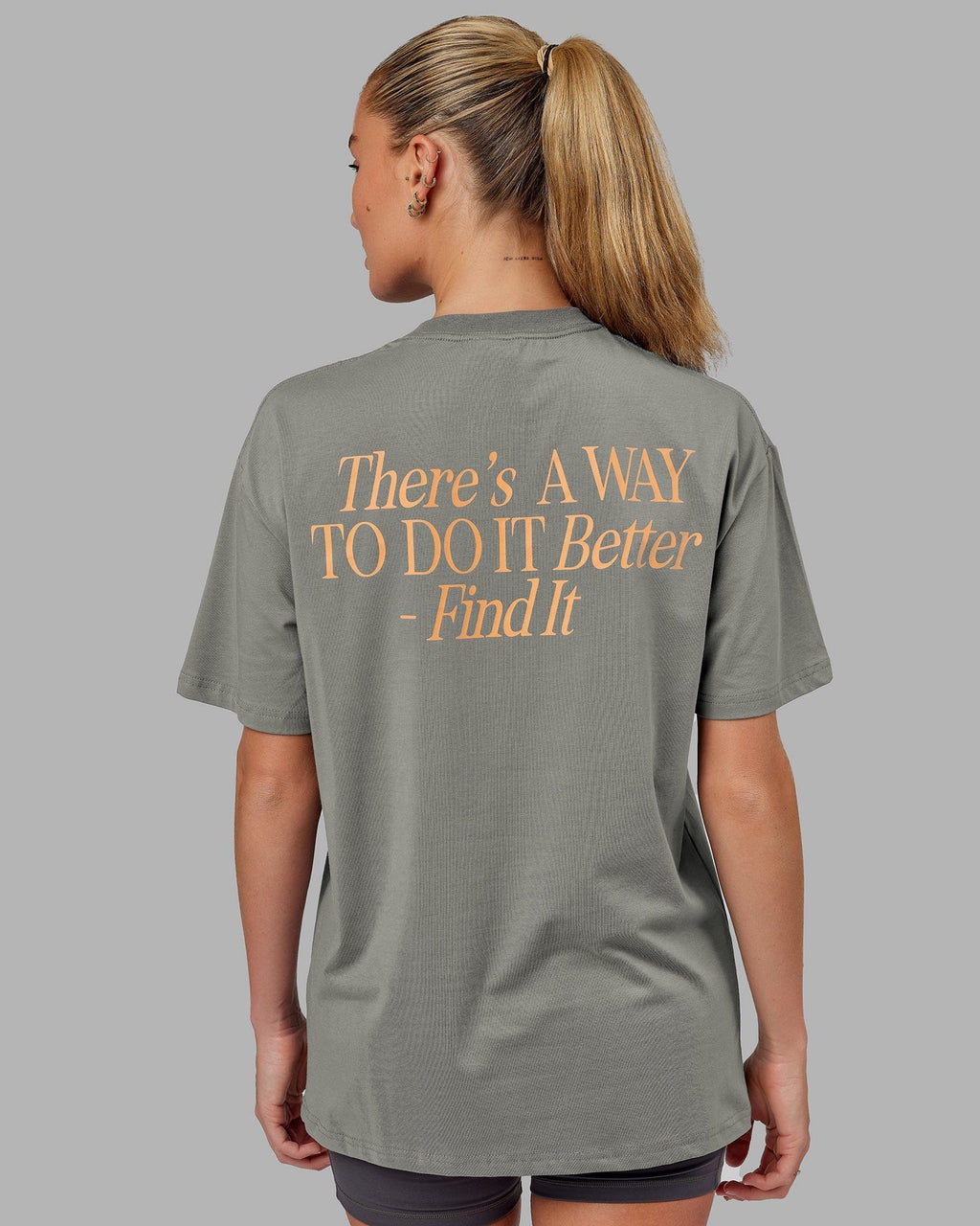 Model wearing Unisex VS4 FLXCotton Tee Oversize - Graphite-Tangerine