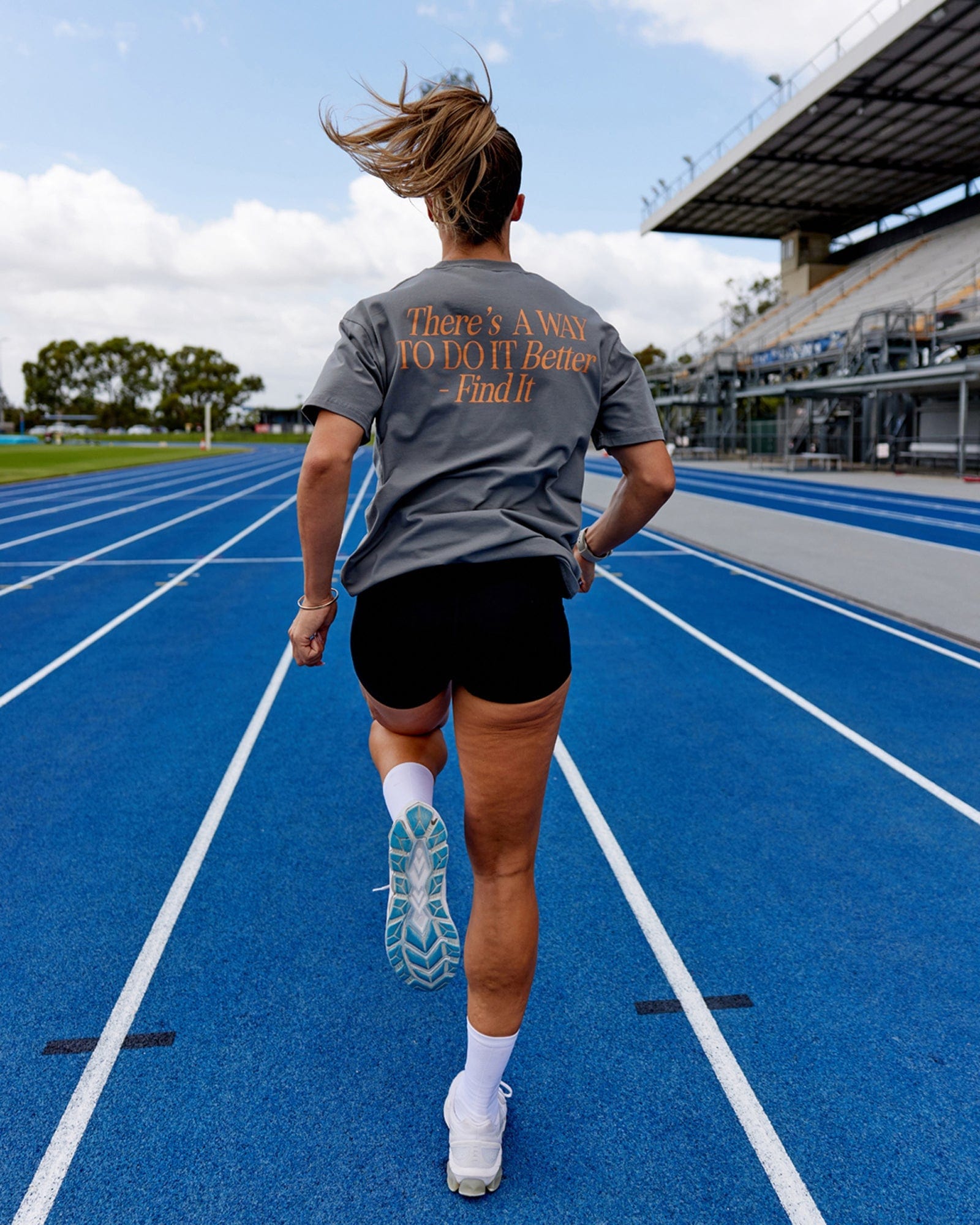 Model wearing Unisex VS4 FLXCotton Tee Oversize - Graphite-Tangerine