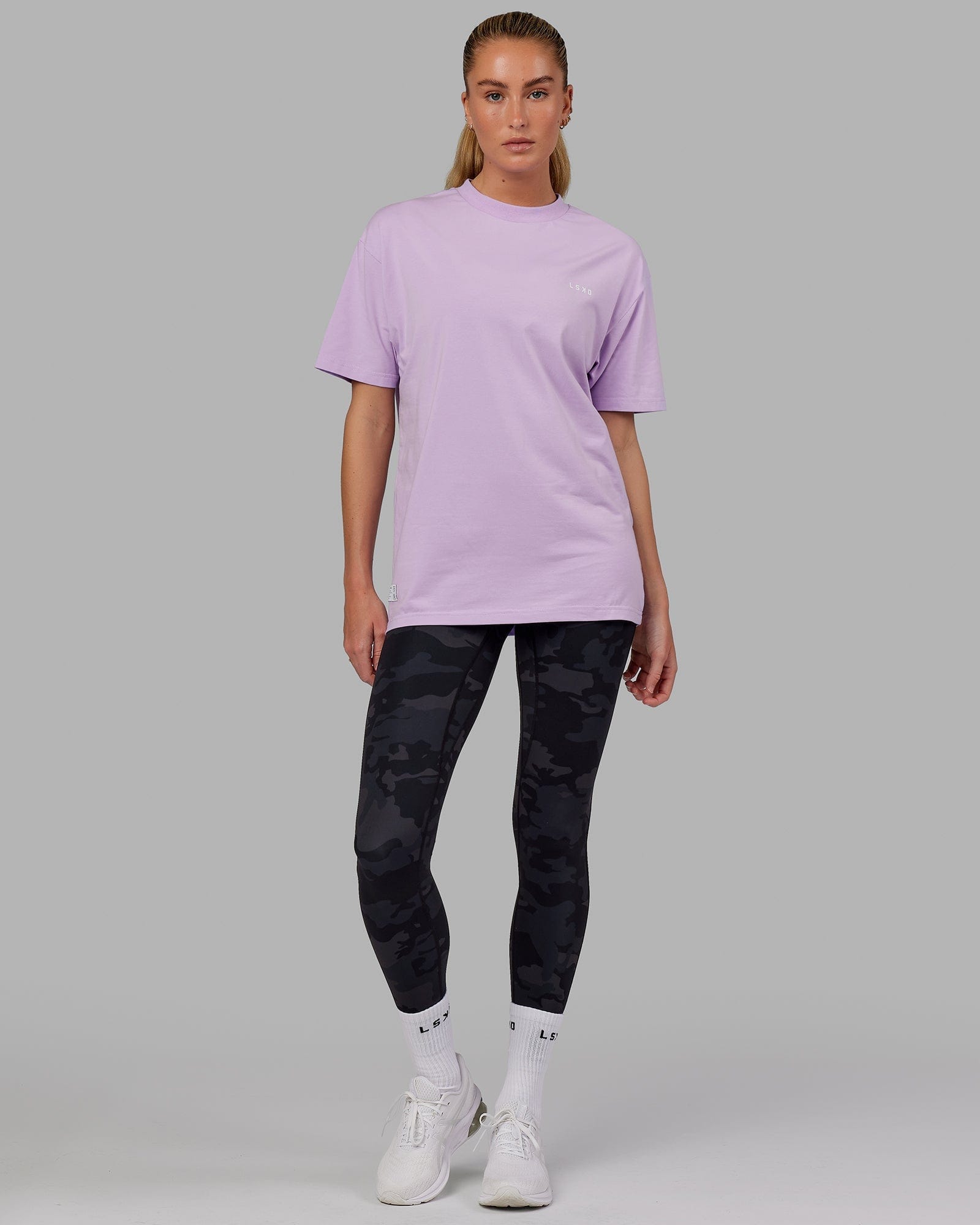 Model wearing Unisex VS1 FLXCotton Tee Oversize - Pale Lilac