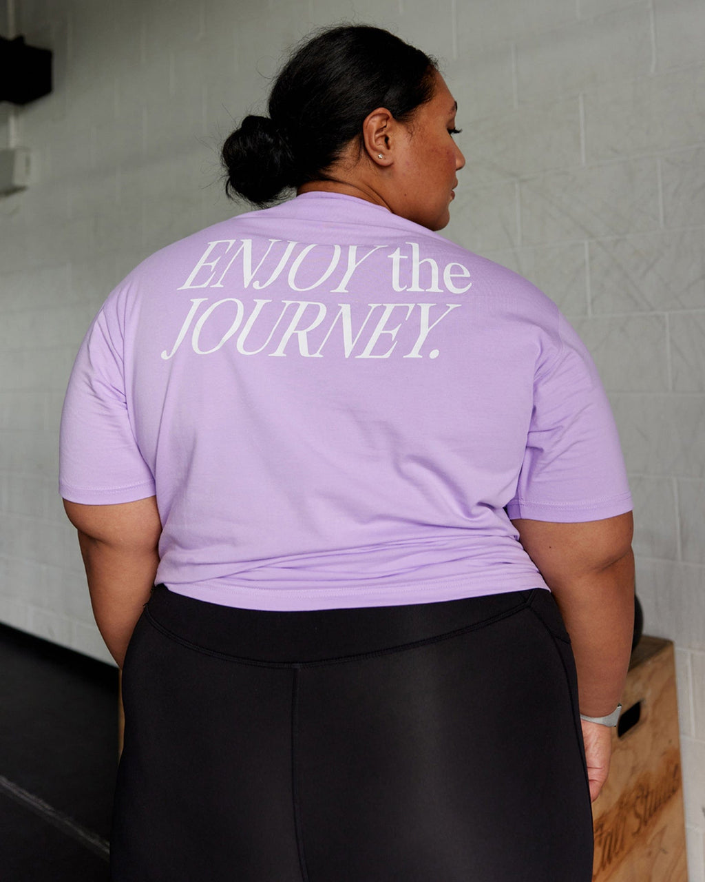 Model wearing Unisex VS1 FLXCotton Tee Oversize - Pale Lilac