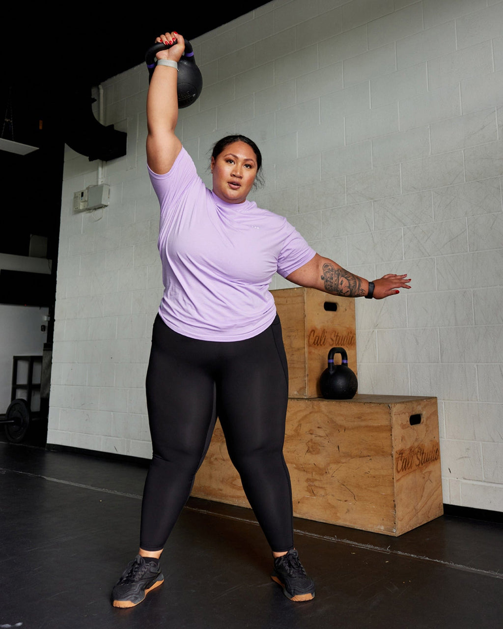 Model wearing Unisex VS1 FLXCotton Tee Oversize - Pale Lilac