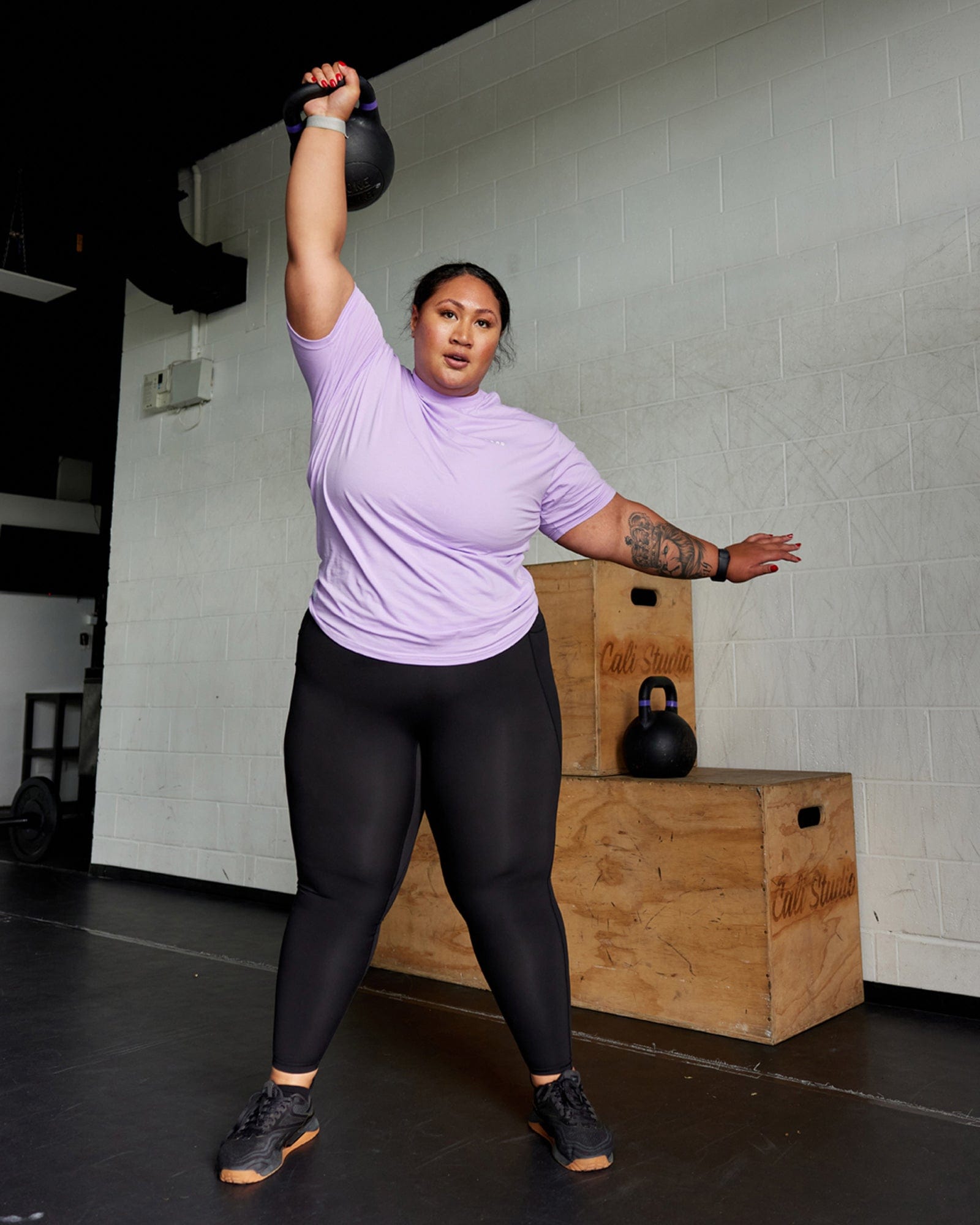 Model wearing Unisex VS1 FLXCotton Tee Oversize - Pale Lilac