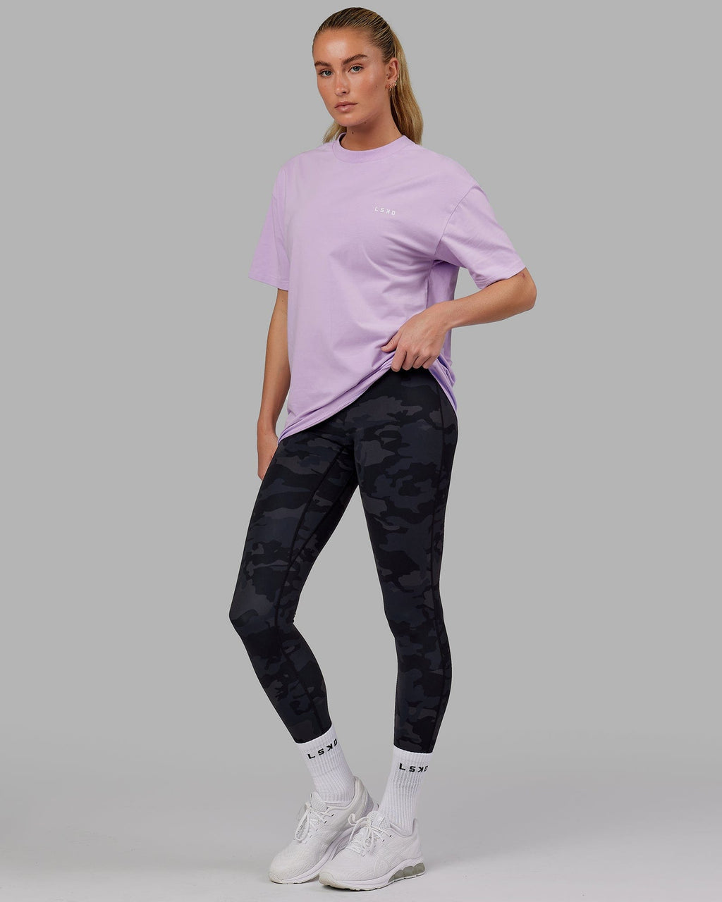 Model wearing Unisex VS1 FLXCotton Tee Oversize - Pale Lilac