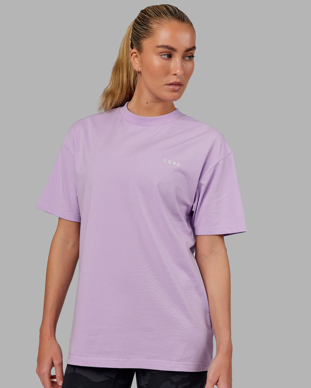 Model wearing Unisex VS1 FLXCotton Tee Oversize - Pale Lilac