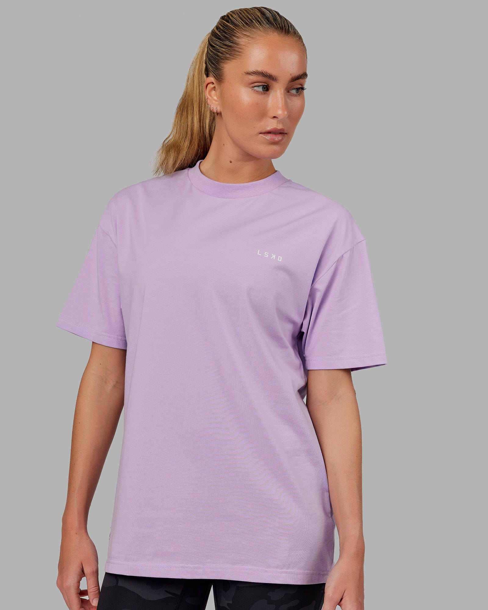 Model wearing Unisex VS1 FLXCotton Tee Oversize - Pale Lilac