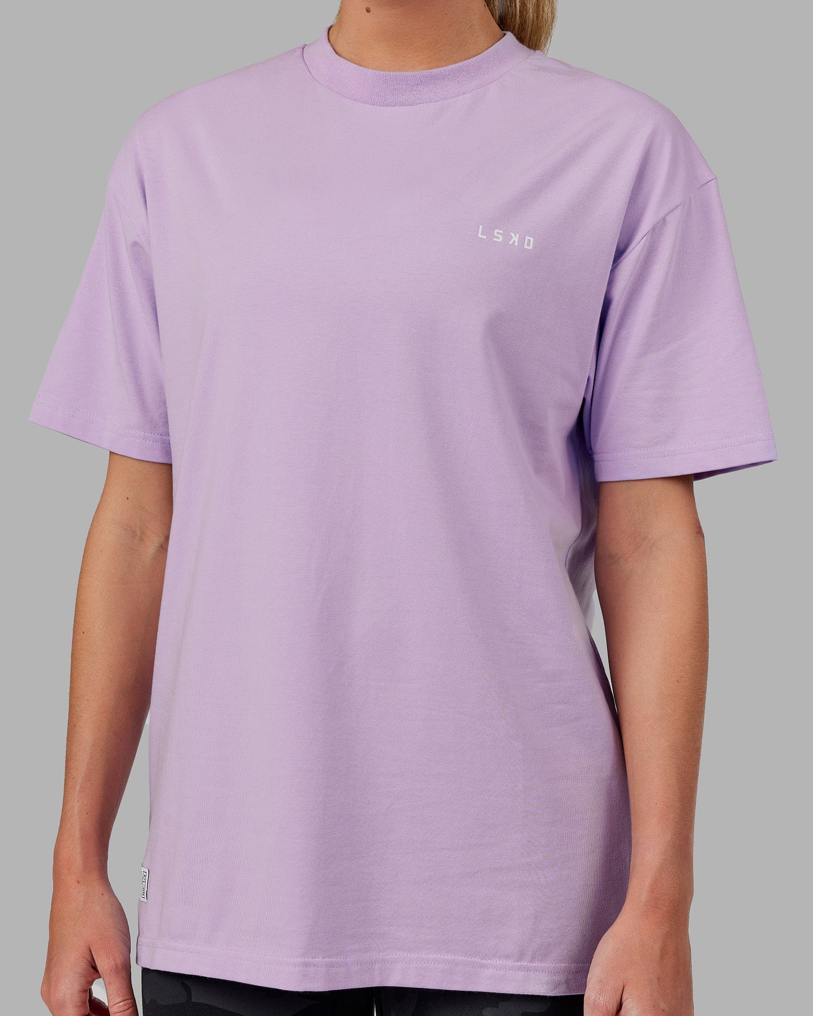 Model wearing Unisex VS1 FLXCotton Tee Oversize - Pale Lilac
