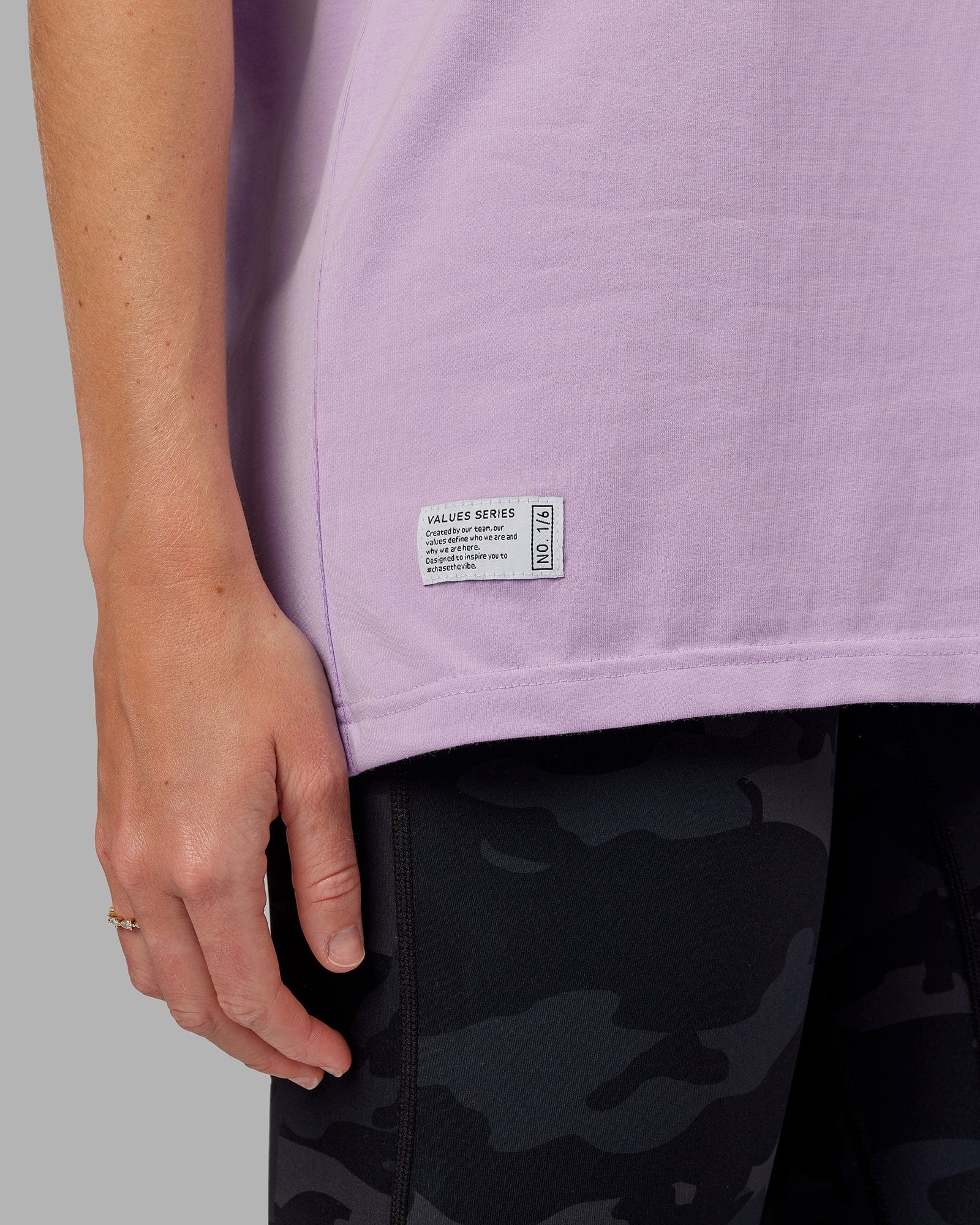 Model wearing Unisex VS1 FLXCotton Tee Oversize - Pale Lilac