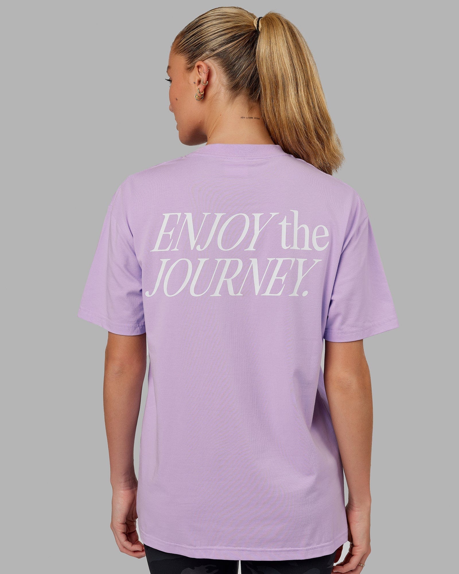 Model wearing Unisex VS1 FLXCotton Tee Oversize - Pale Lilac